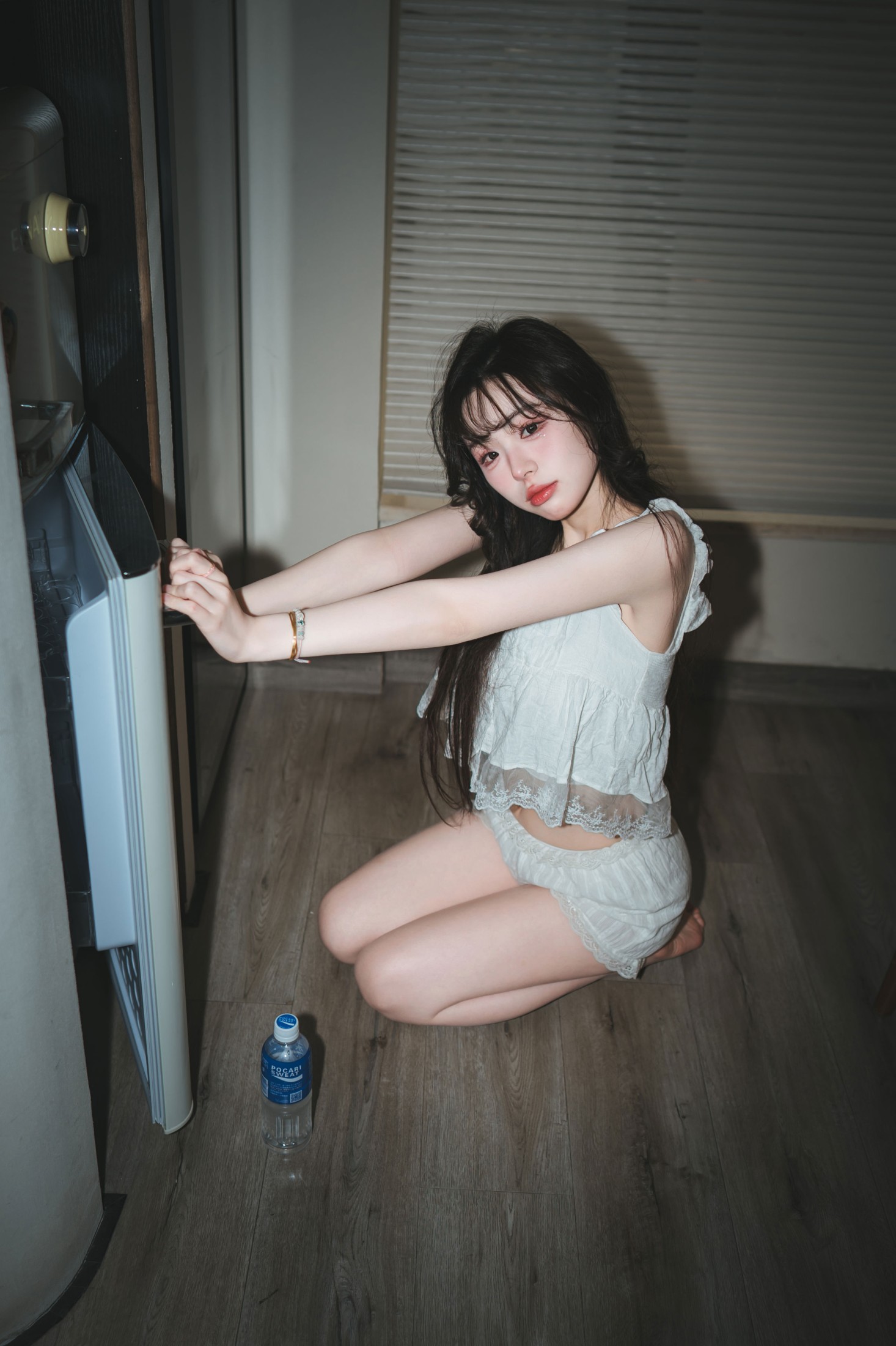 《纯欲背心居家拍照》[37P]