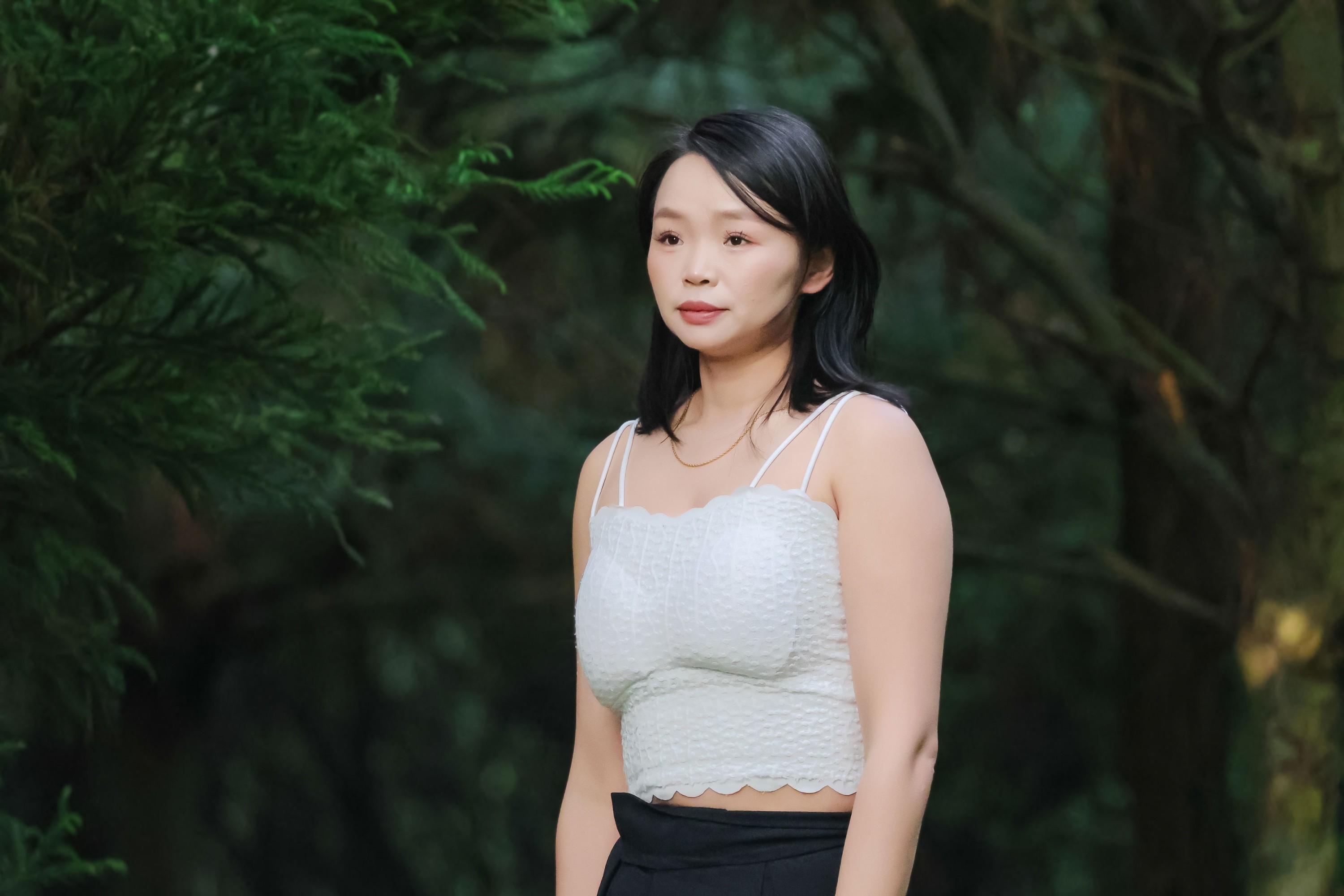 《野外森林夕阳户外白衣黑裤性感美女》[49P]