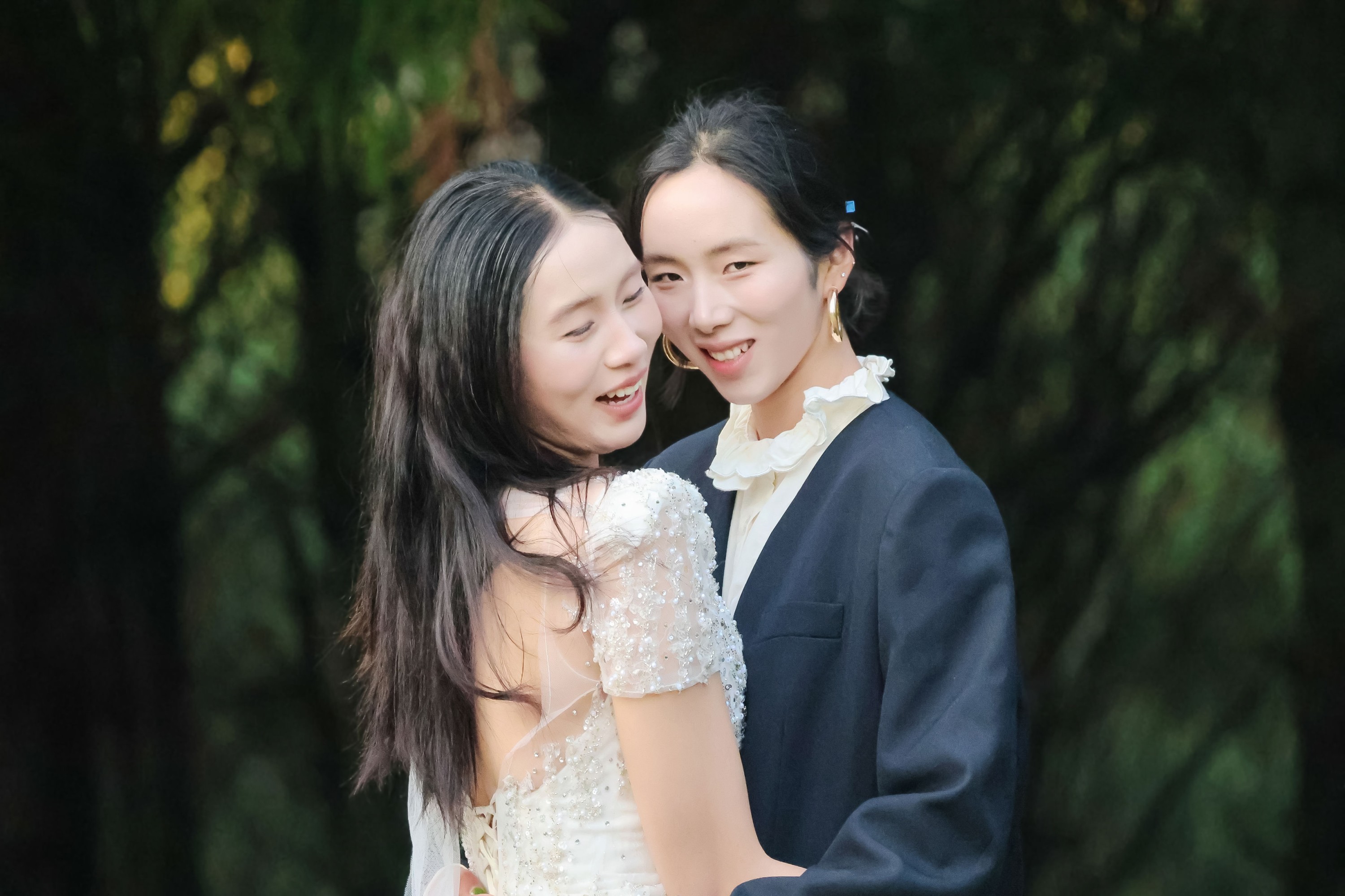 《野外森林夕阳户外模特白色婚纱姐妹合照两位美女》[15P]