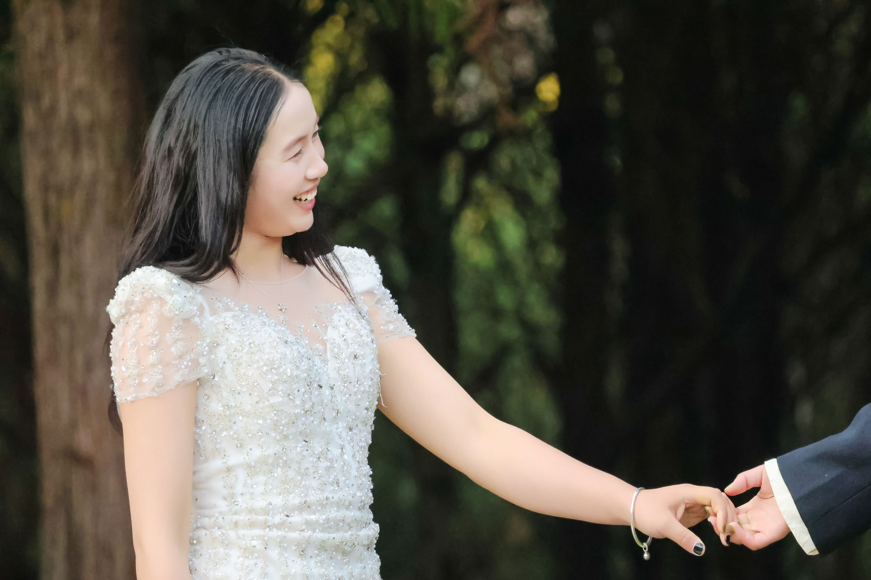 《野外森林夕阳户外模特白色婚纱姐妹合照两位美女》[15P]