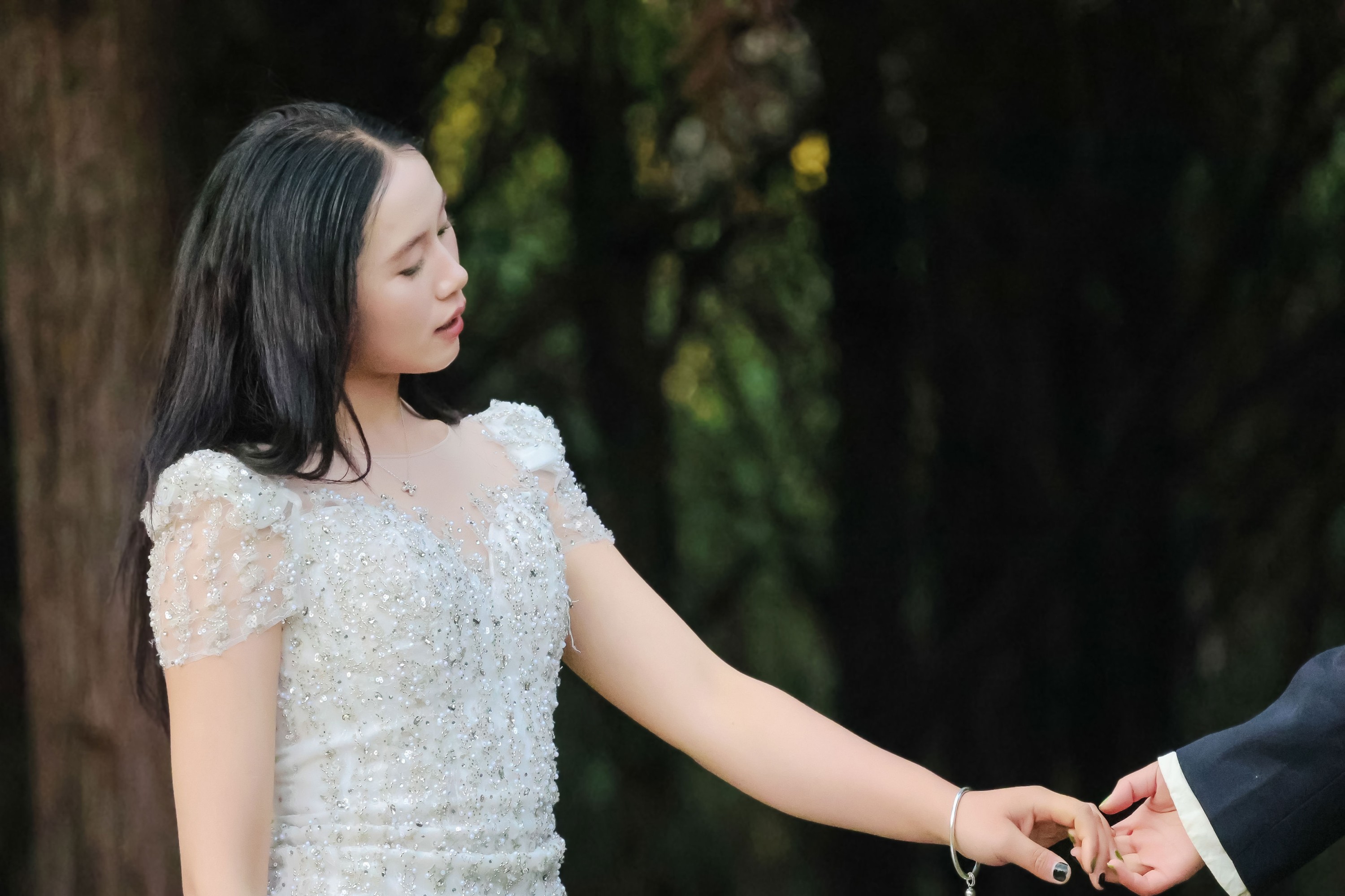 《野外森林夕阳户外模特白色婚纱姐妹合照两位美女》[15P]