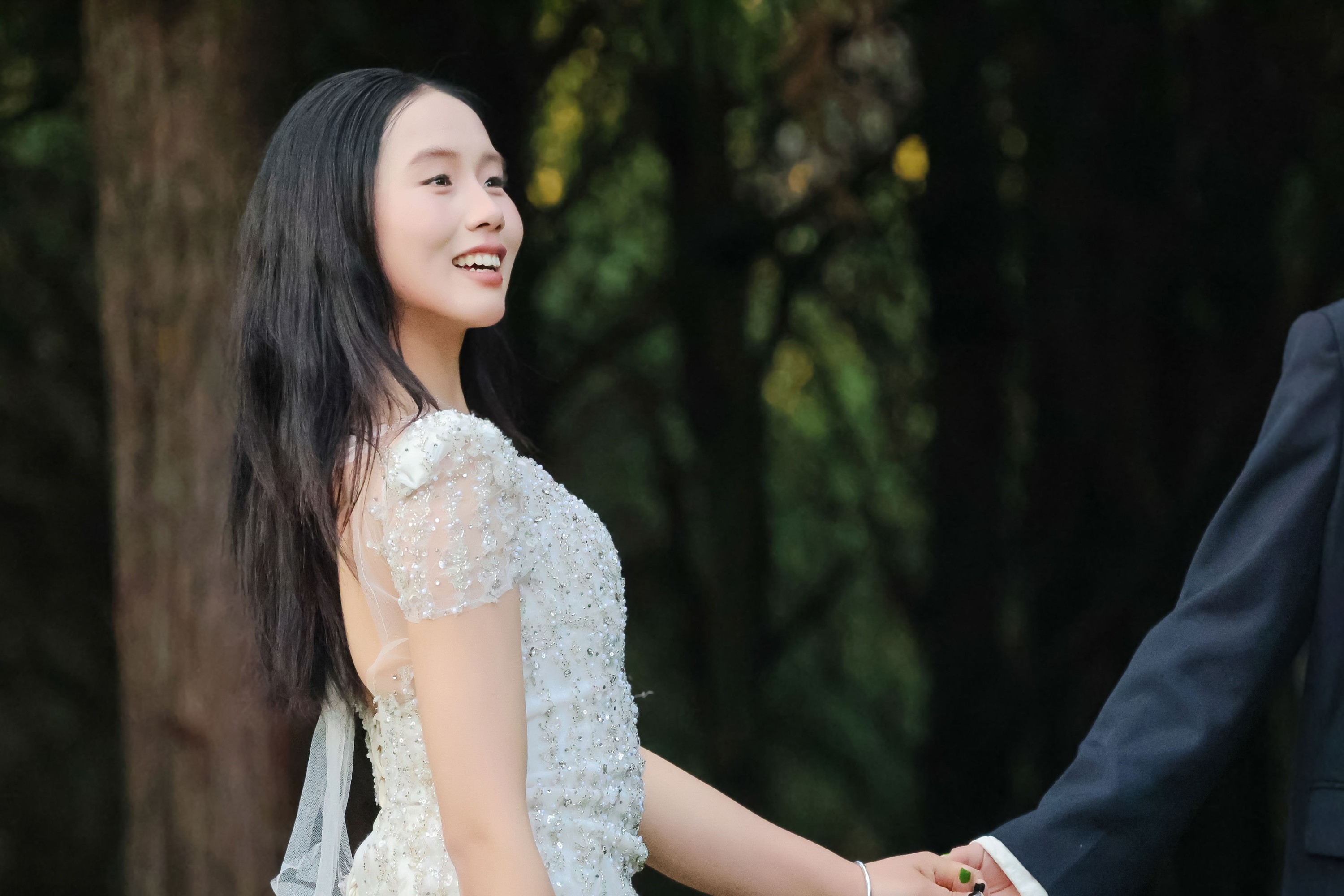 《野外森林夕阳户外模特白色婚纱姐妹合照两位美女》[15P]