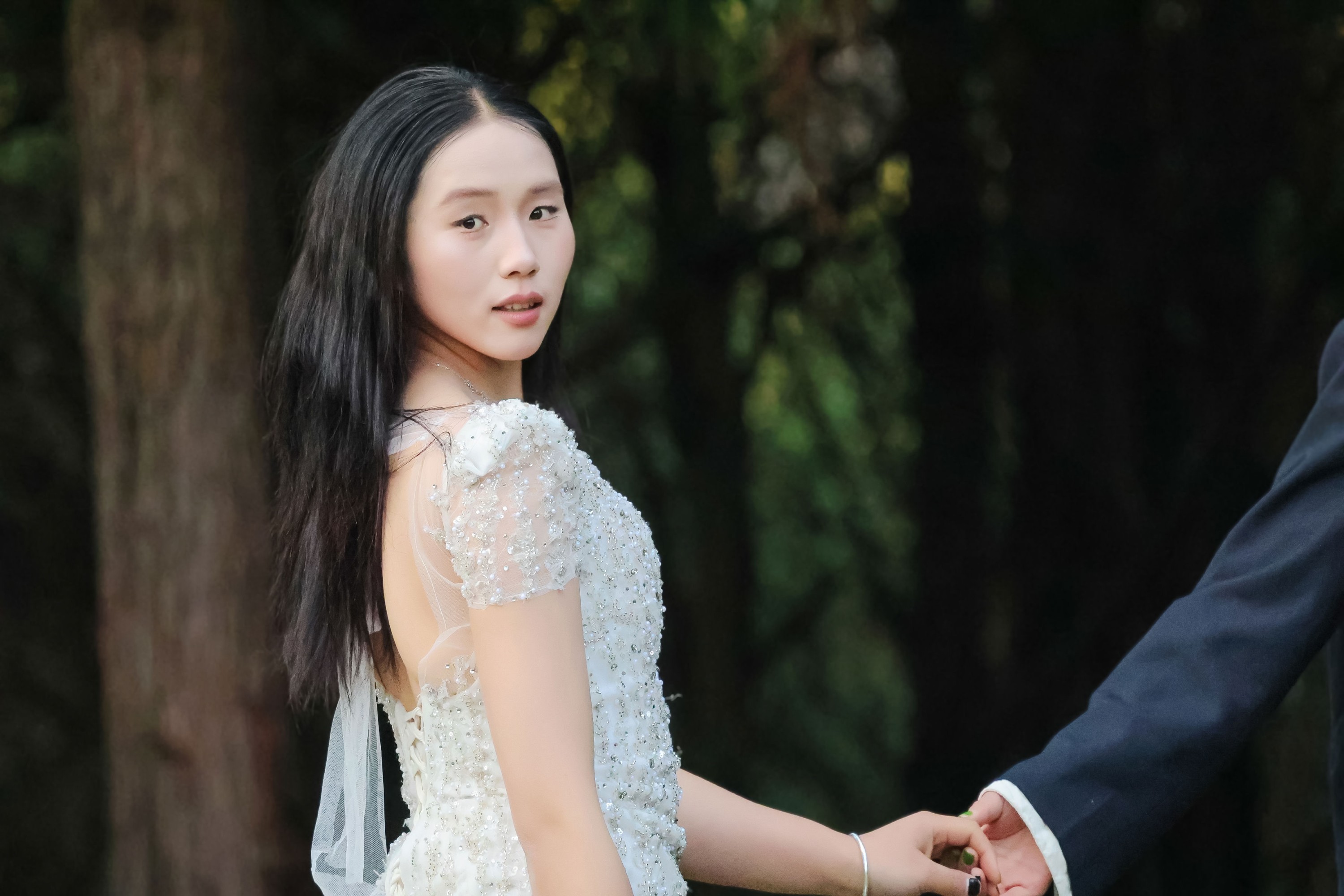 《野外森林夕阳户外模特白色婚纱姐妹合照两位美女》[15P]