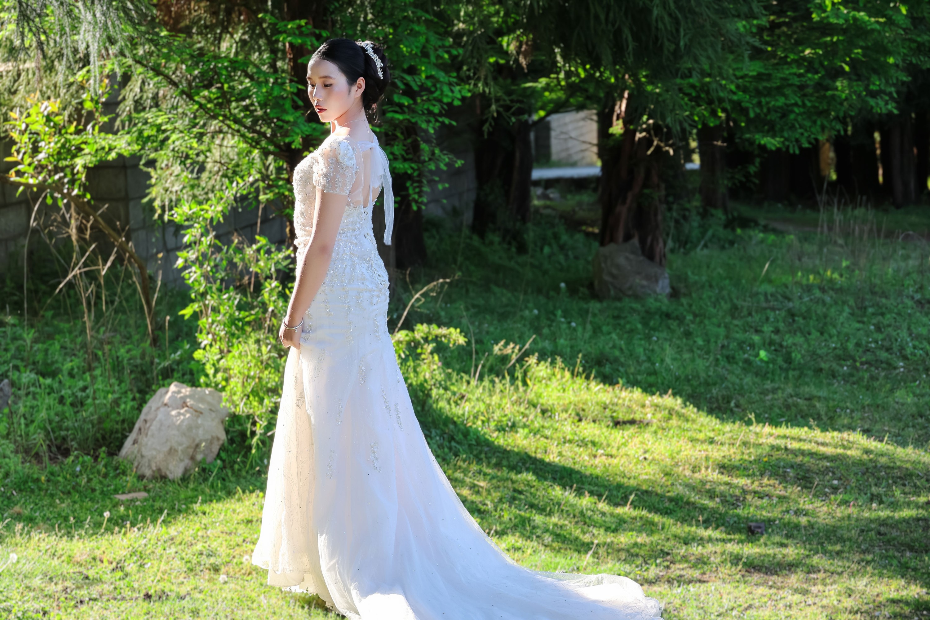 《野外森林夕阳户外模特白色婚纱美女》[12P]