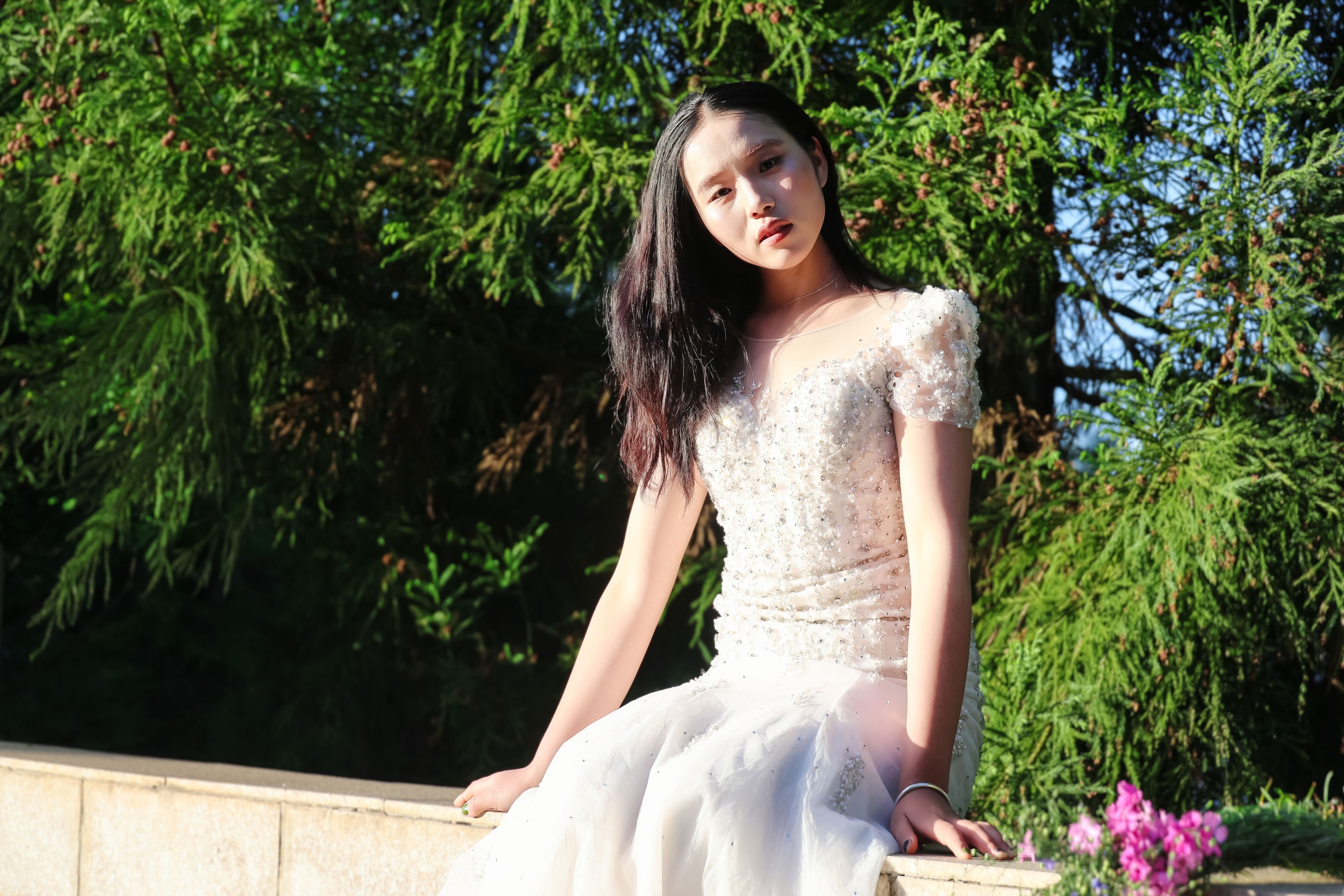 《野外森林夕阳户外模特白色婚纱美女》[12P]