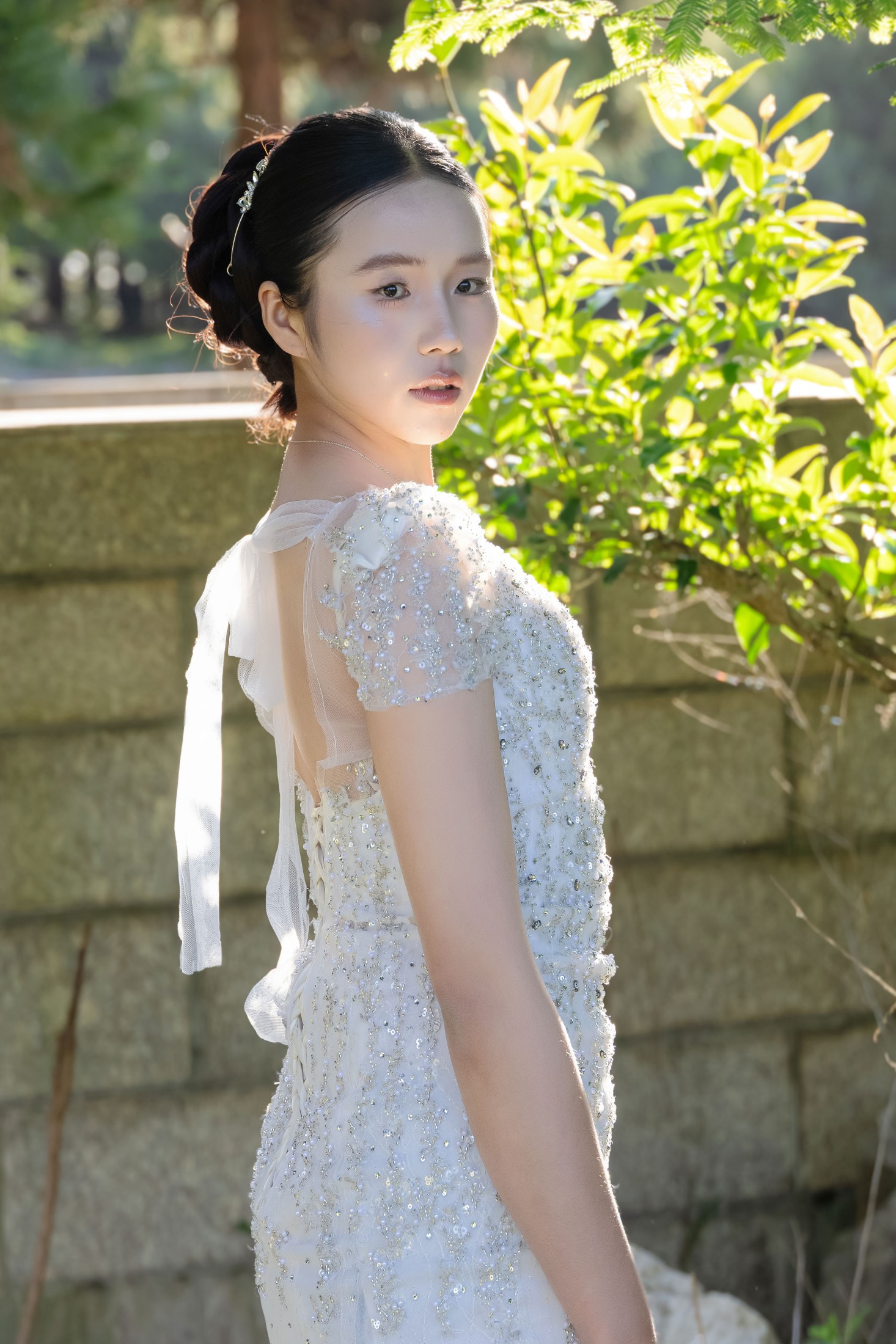 《野外森林夕阳户外模特白色婚纱美女》[12P]
