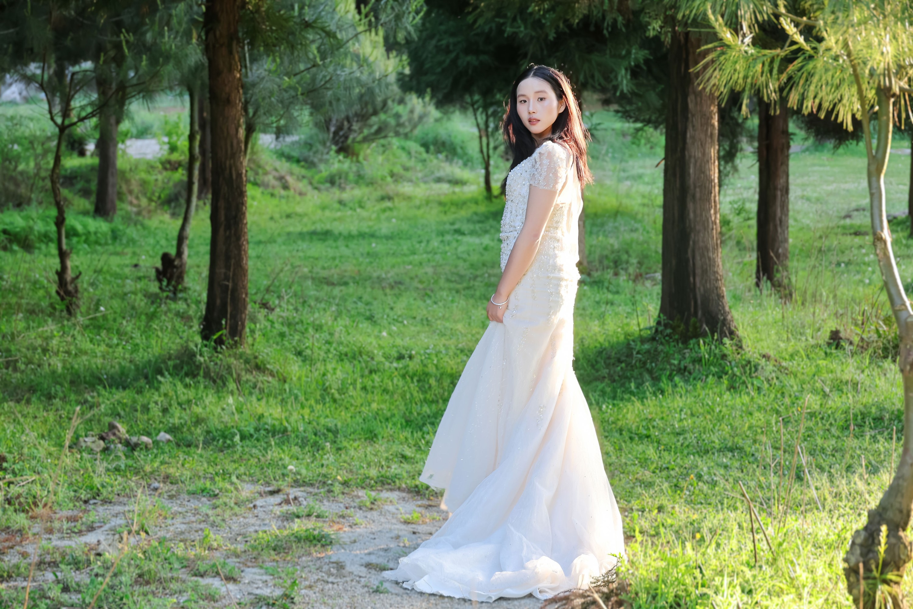《野外森林夕阳户外模特白色婚纱美女》[12P]