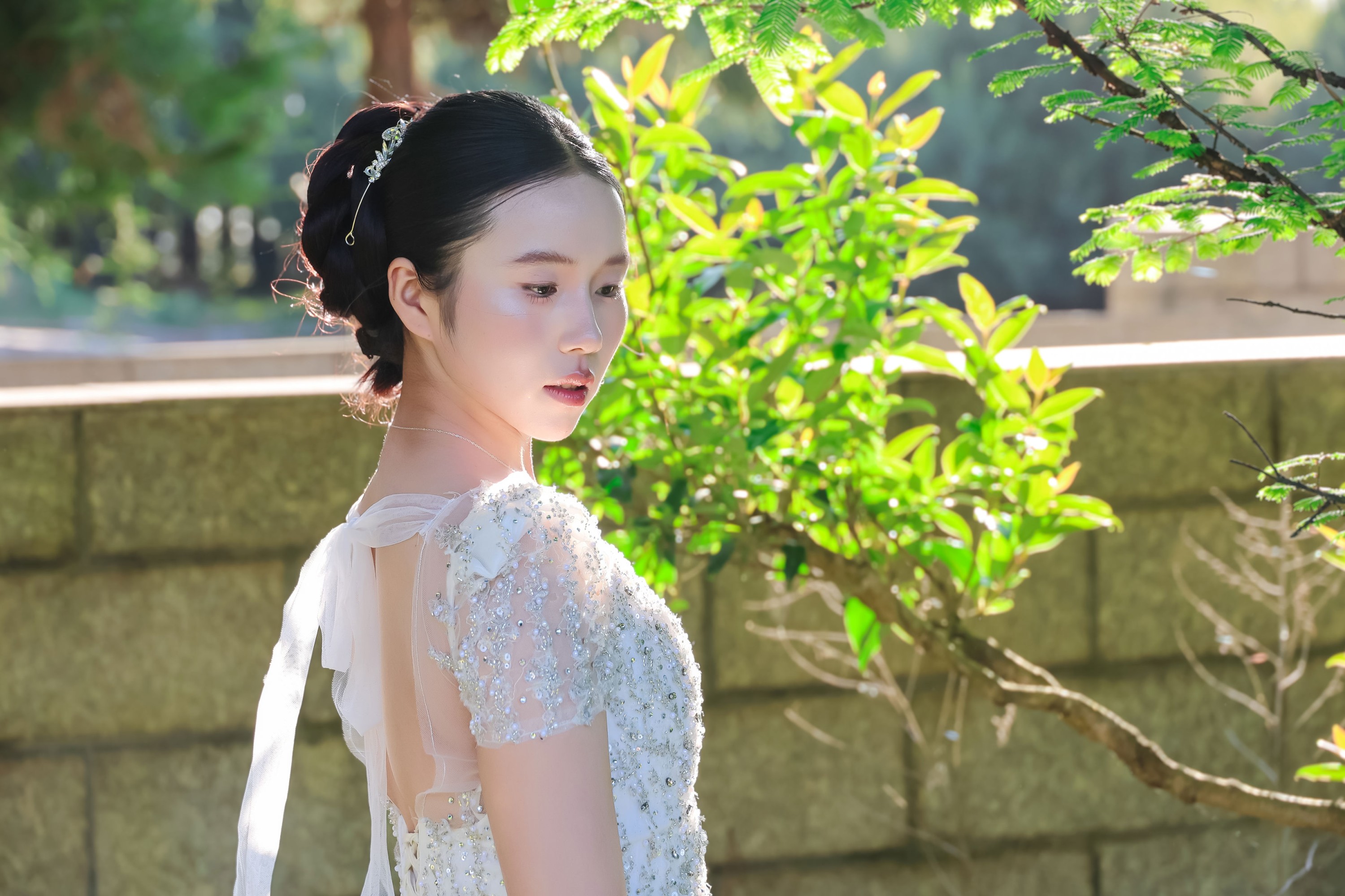 《野外森林夕阳户外模特白色婚纱美女》[12P]