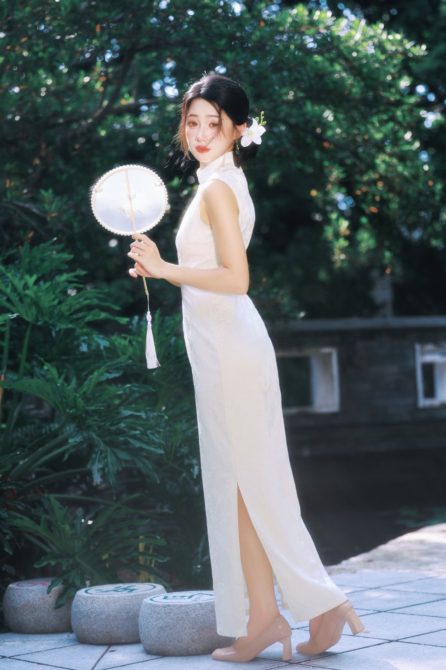 《被问爆的新中式｜白旗袍园林写真》[27P]
