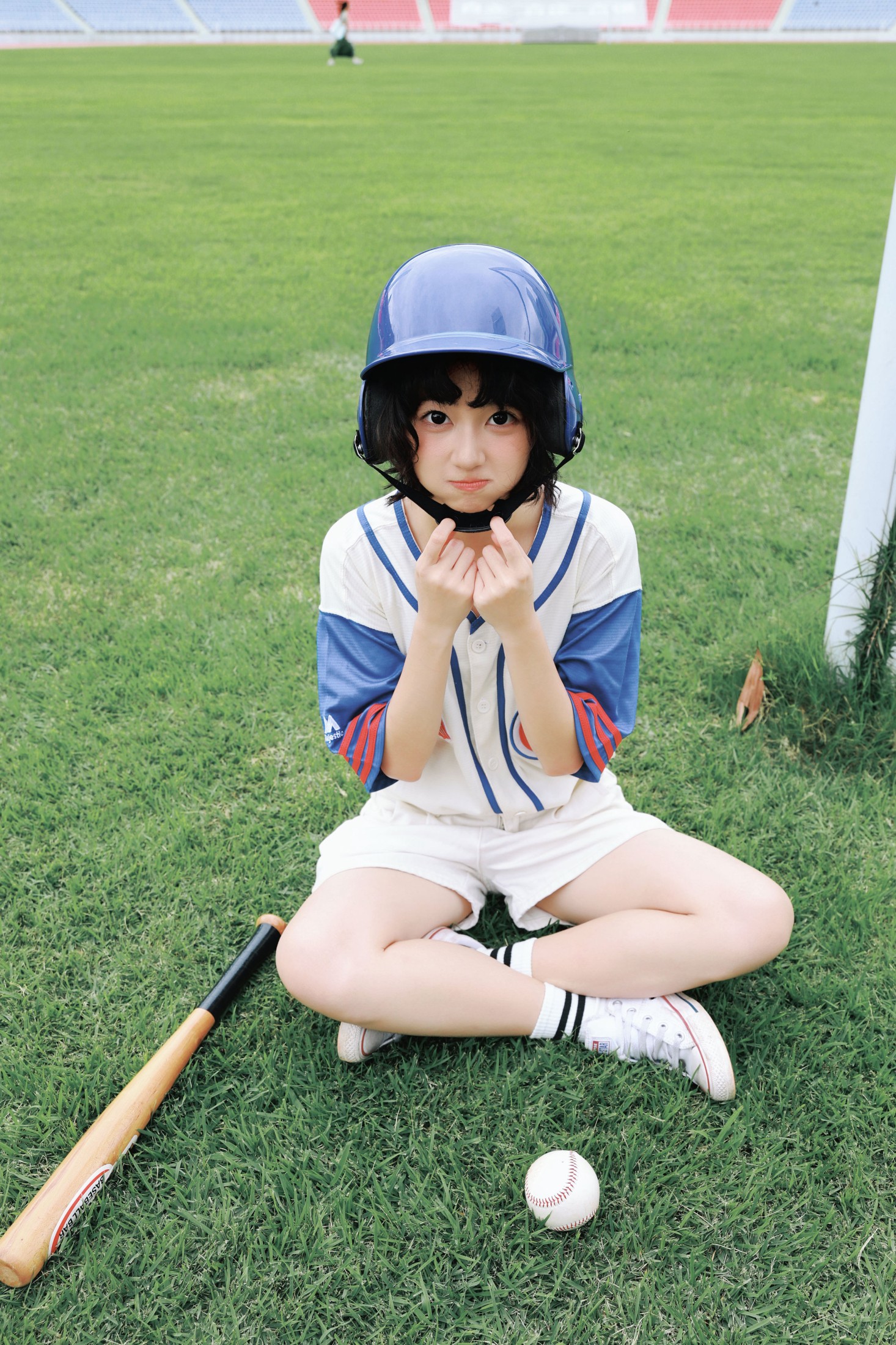 《日系棒球少女️在草坪上奔赴一场夏日元气》[11P]