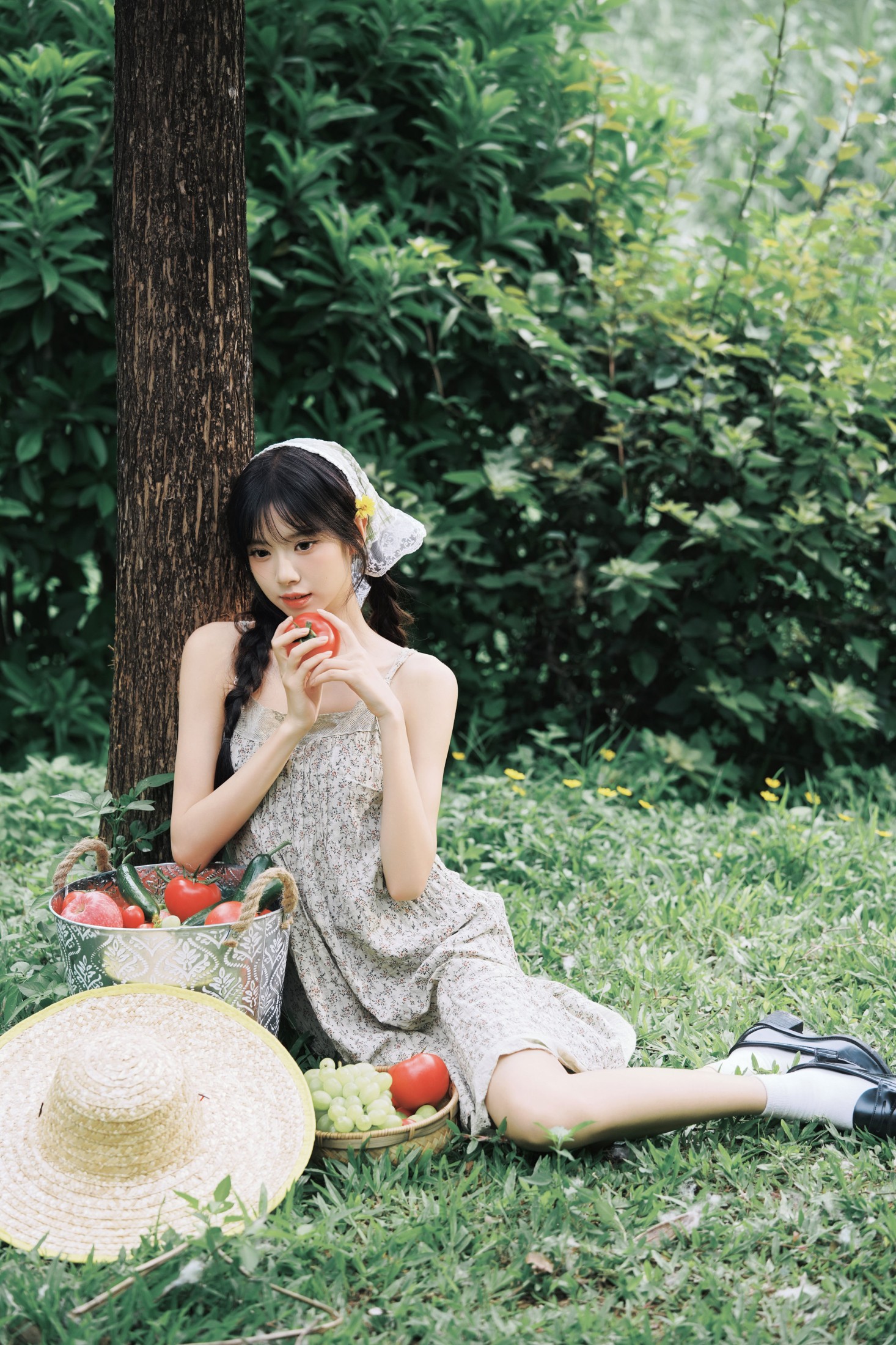 《绿野森林｜少女田园系碎花裙写真》[12P]