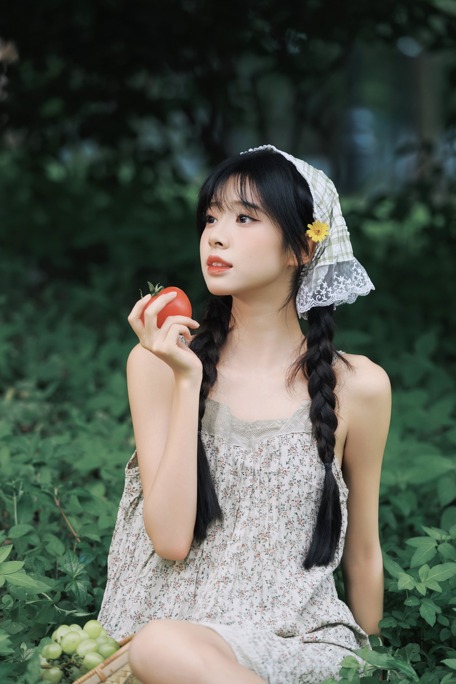 《绿野森林｜少女田园系碎花裙写真》[12P]