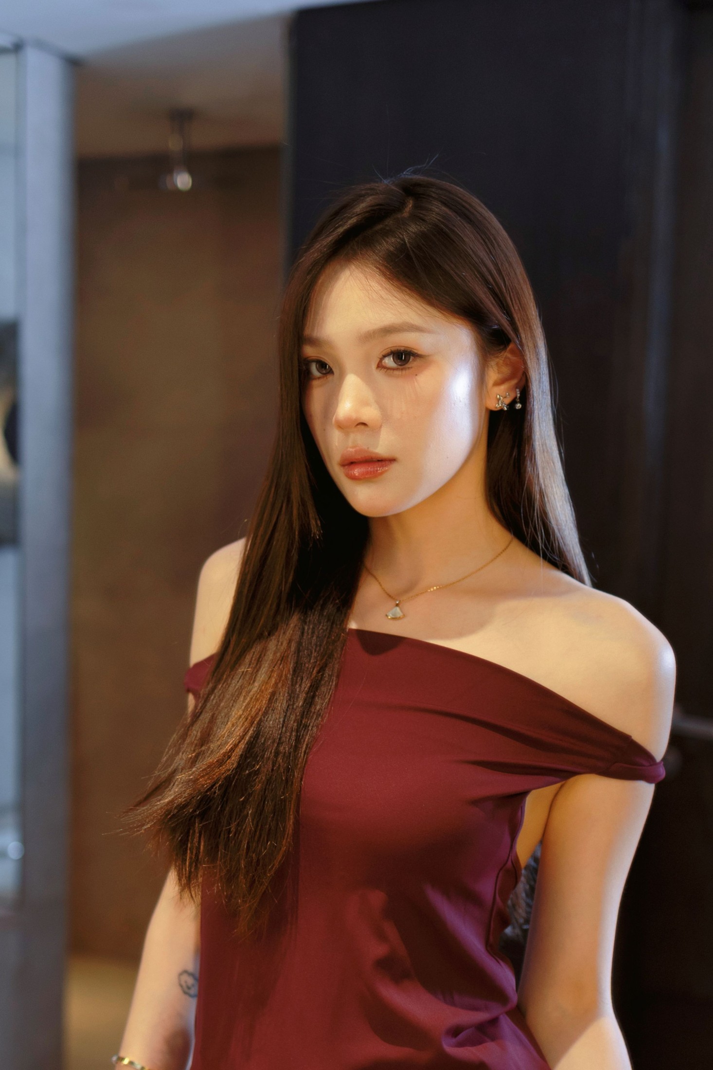 《瑰红色连衣裙》[82P]