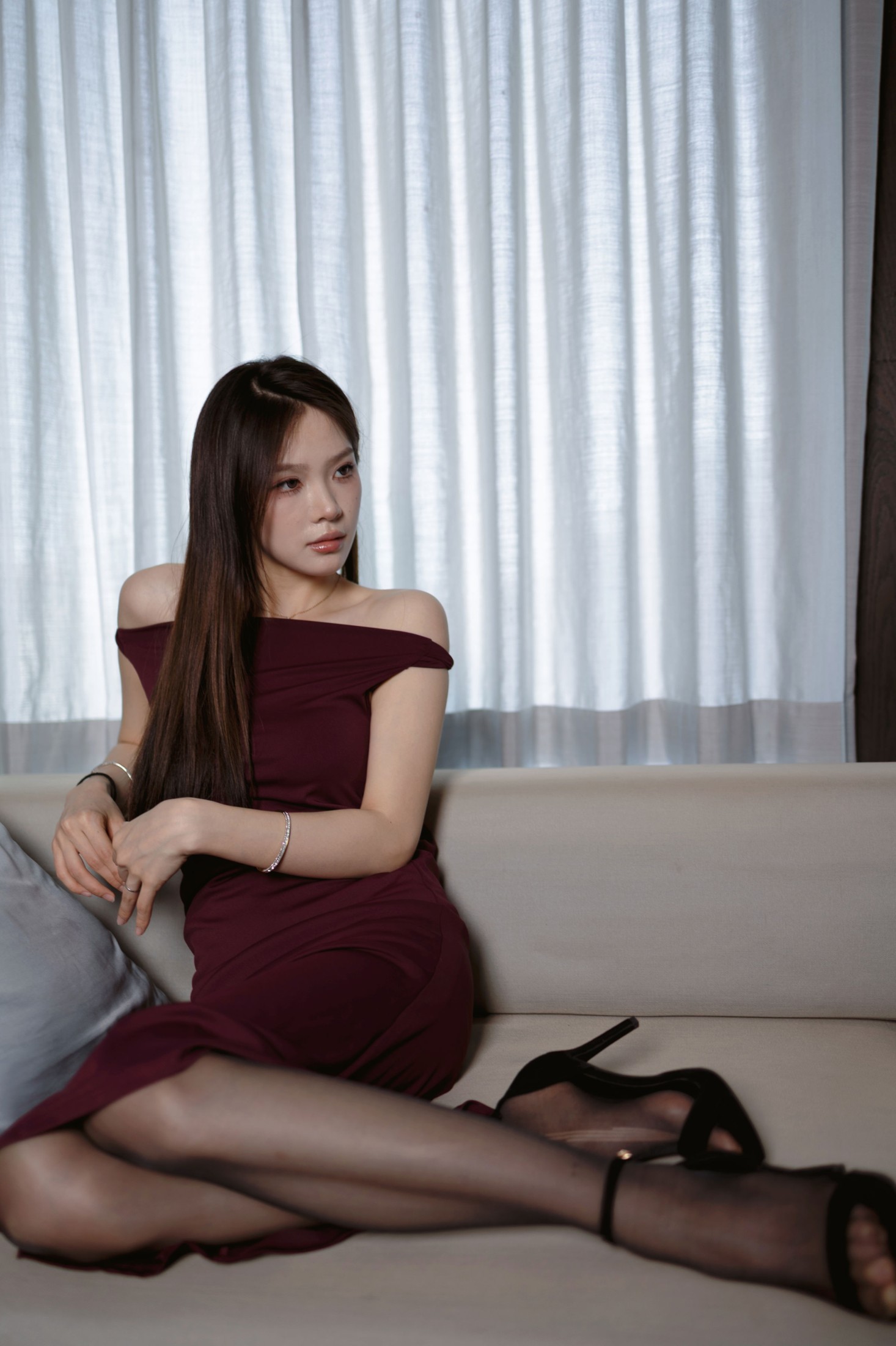 《瑰红色连衣裙》[82P]
