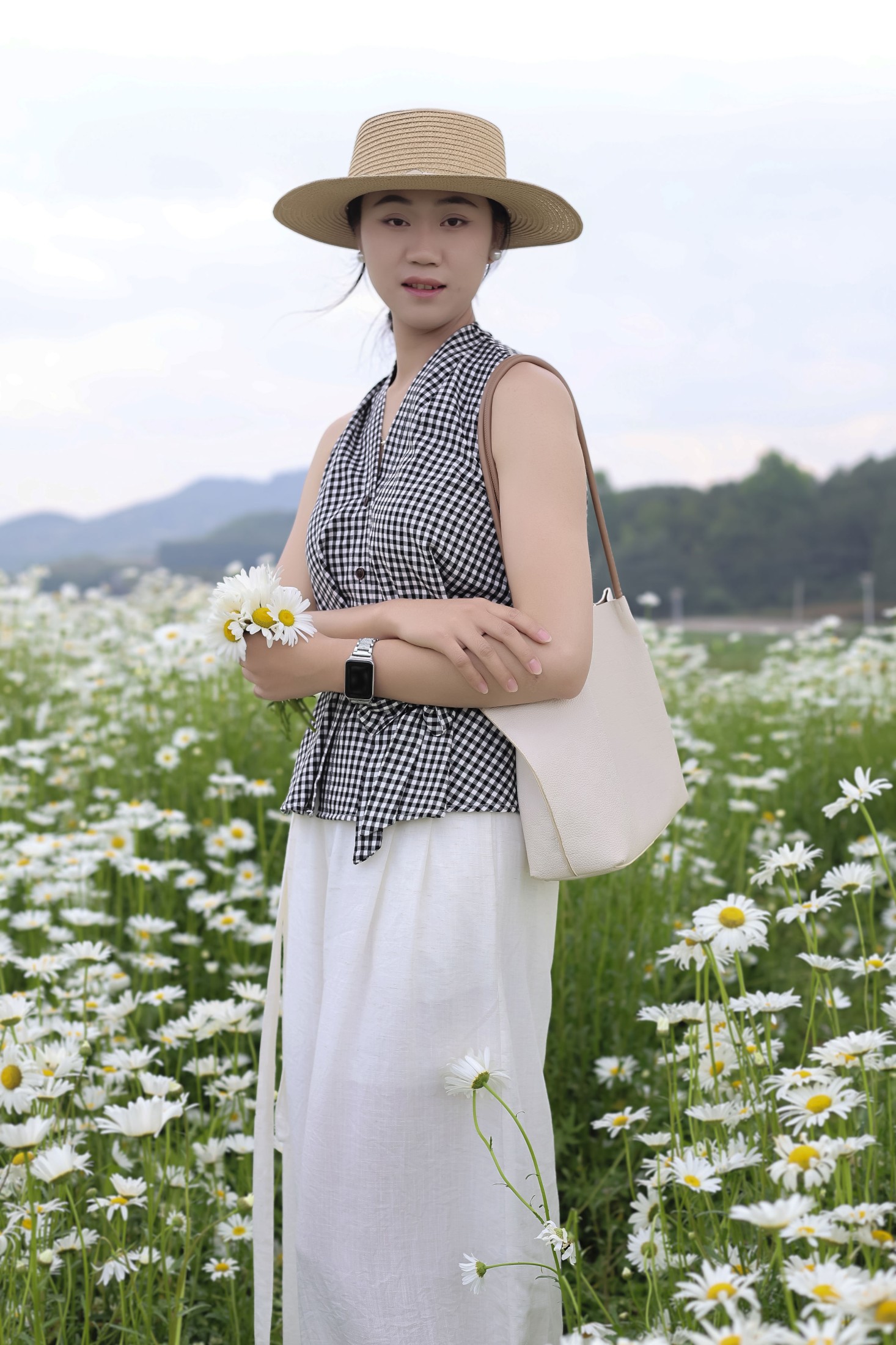 《草地白菊花黑衣棕衣姐妹》[47P]