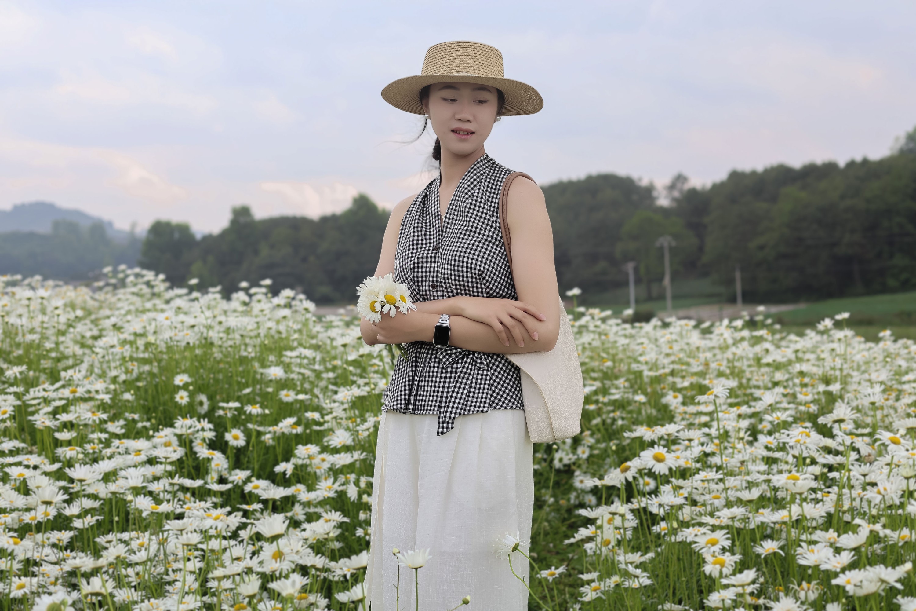 《草地白菊花黑衣棕衣姐妹》[47P]