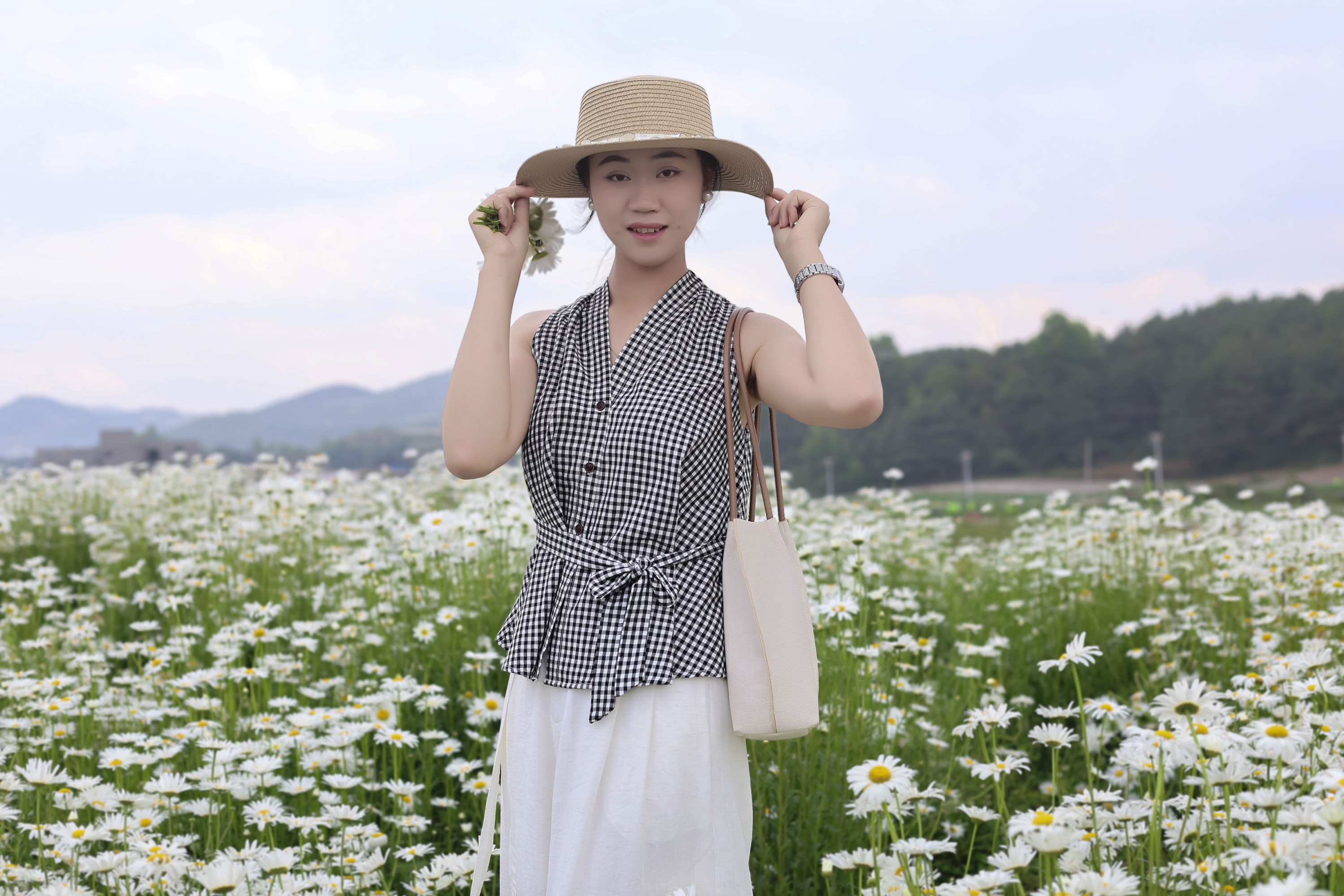 《草地白菊花黑衣棕衣姐妹》[47P]