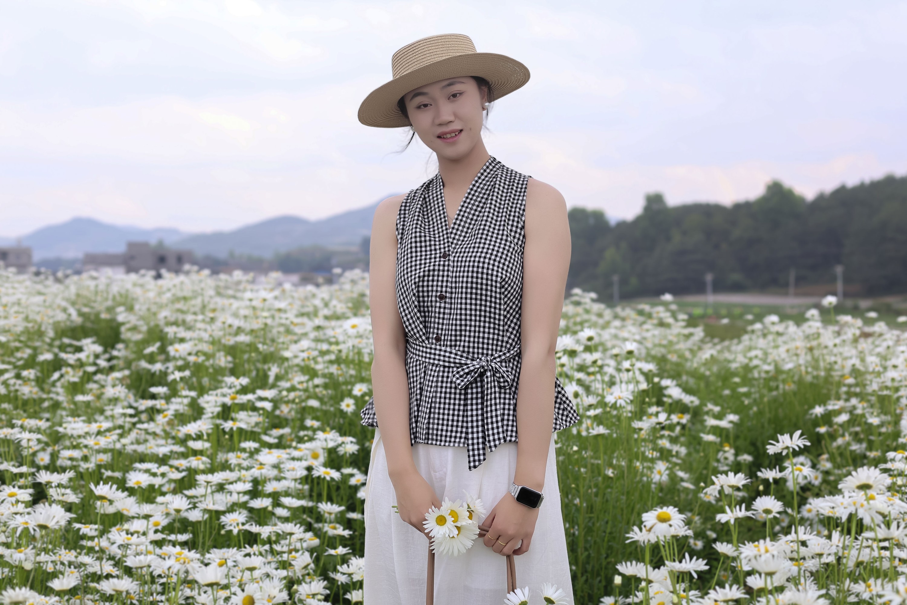 《草地白菊花黑衣棕衣姐妹》[47P]