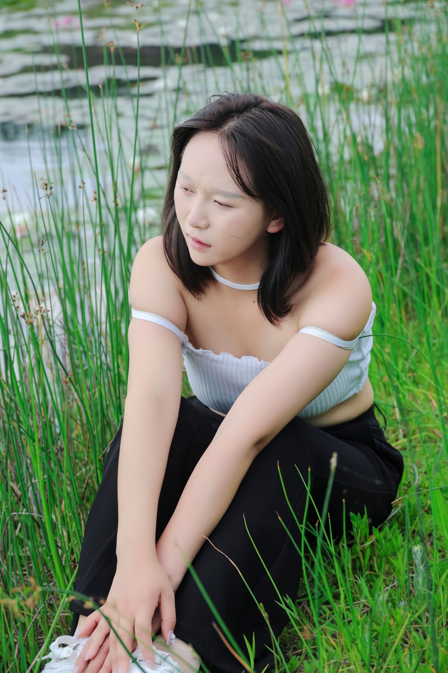 《湖边水草白衣性感美女写真》[39P]