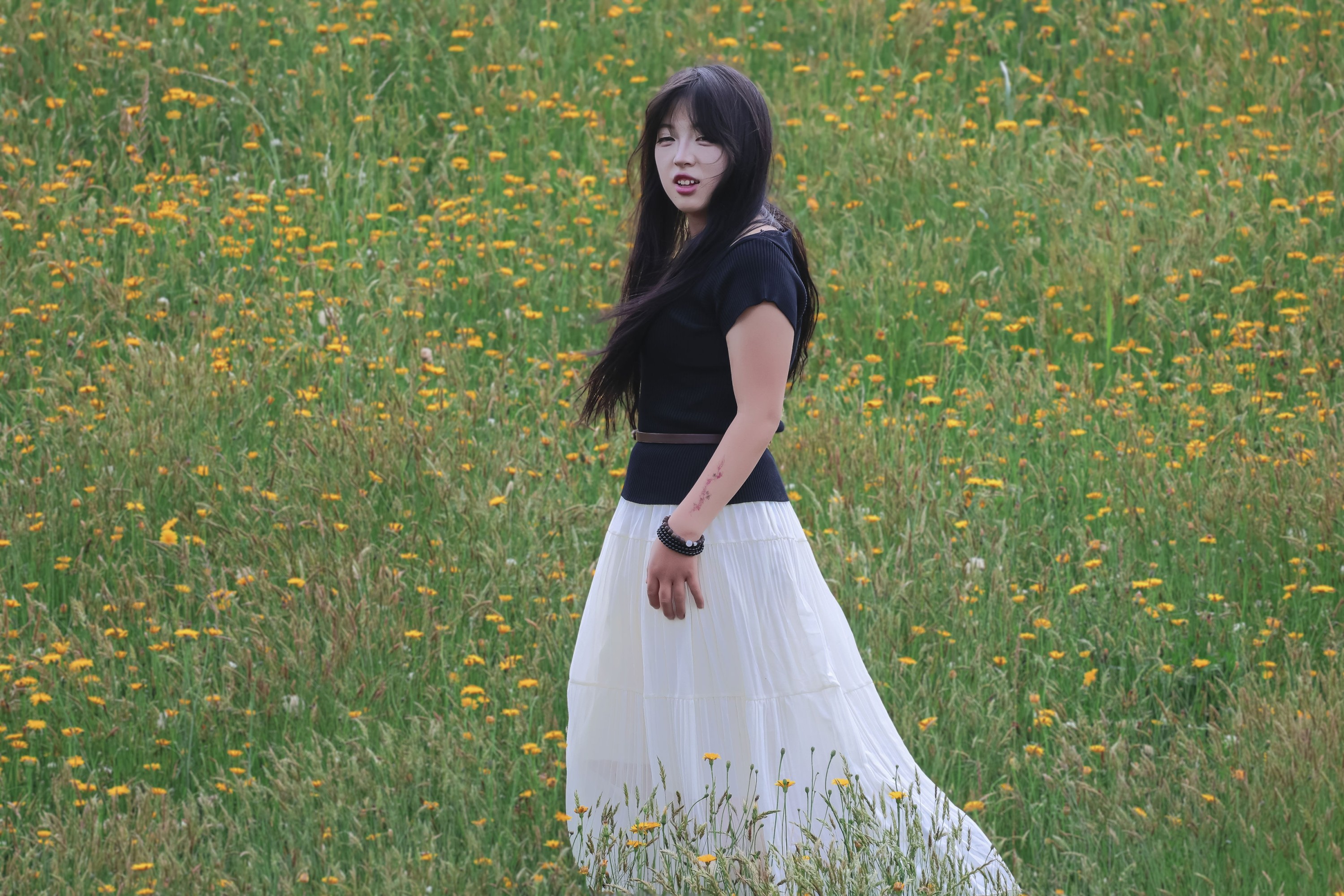 《草地黑衣性感女子写真》[26P]