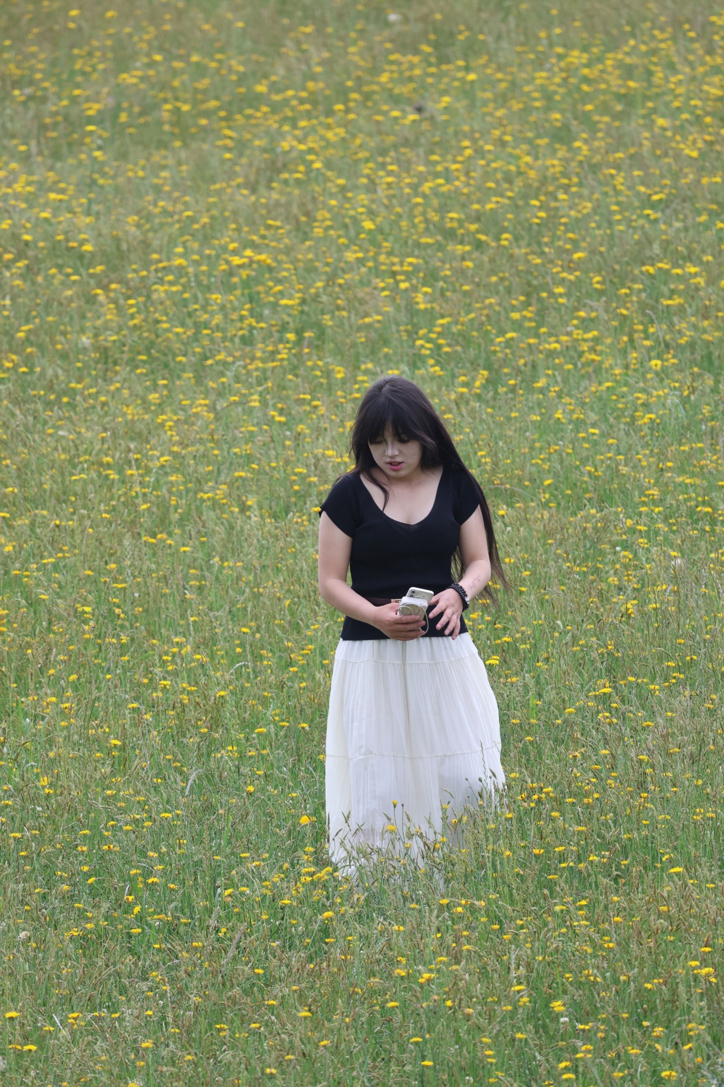 《草地黑衣性感女子写真》[26P]