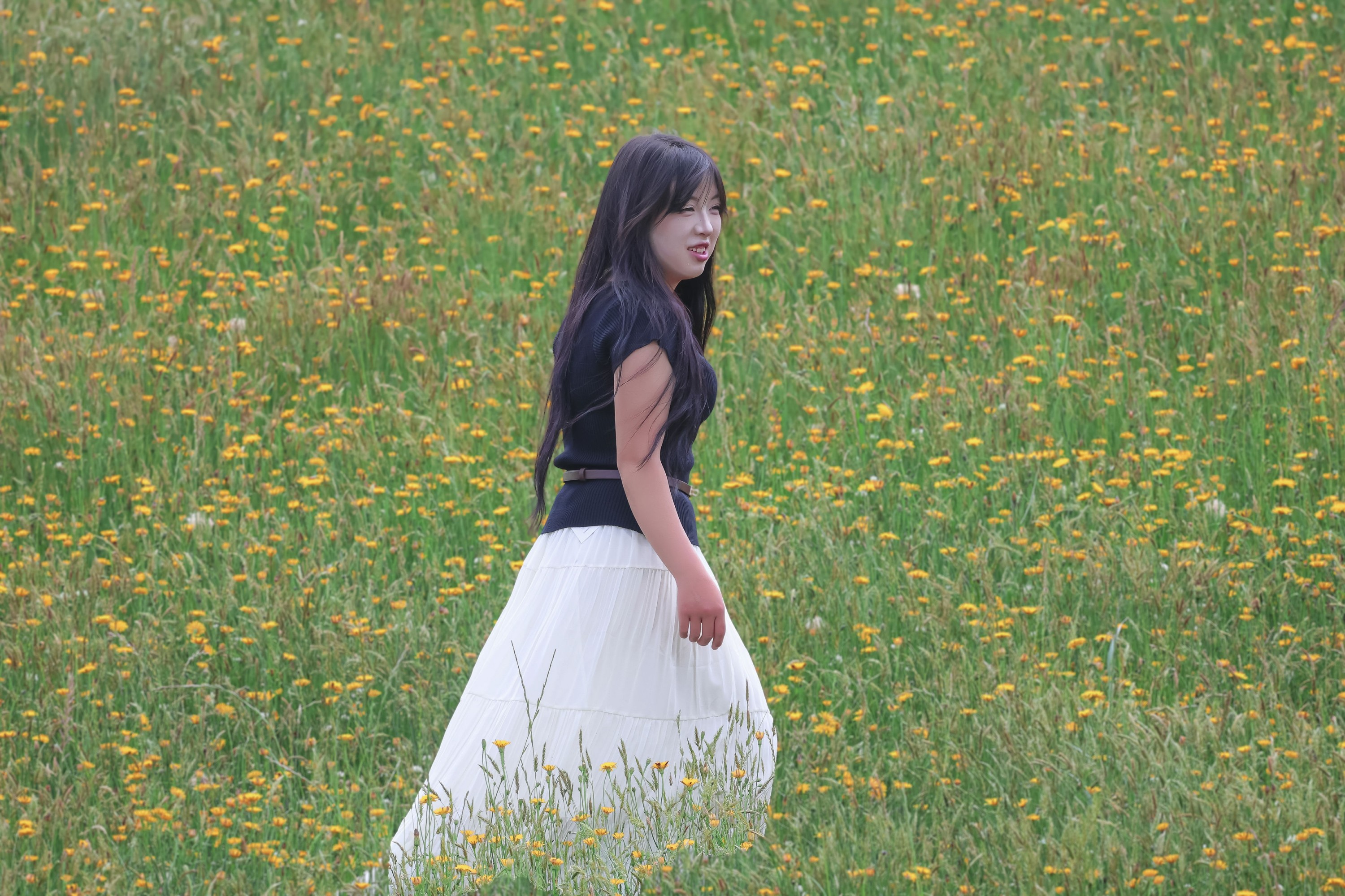 《草地黑衣性感女子写真》[26P]