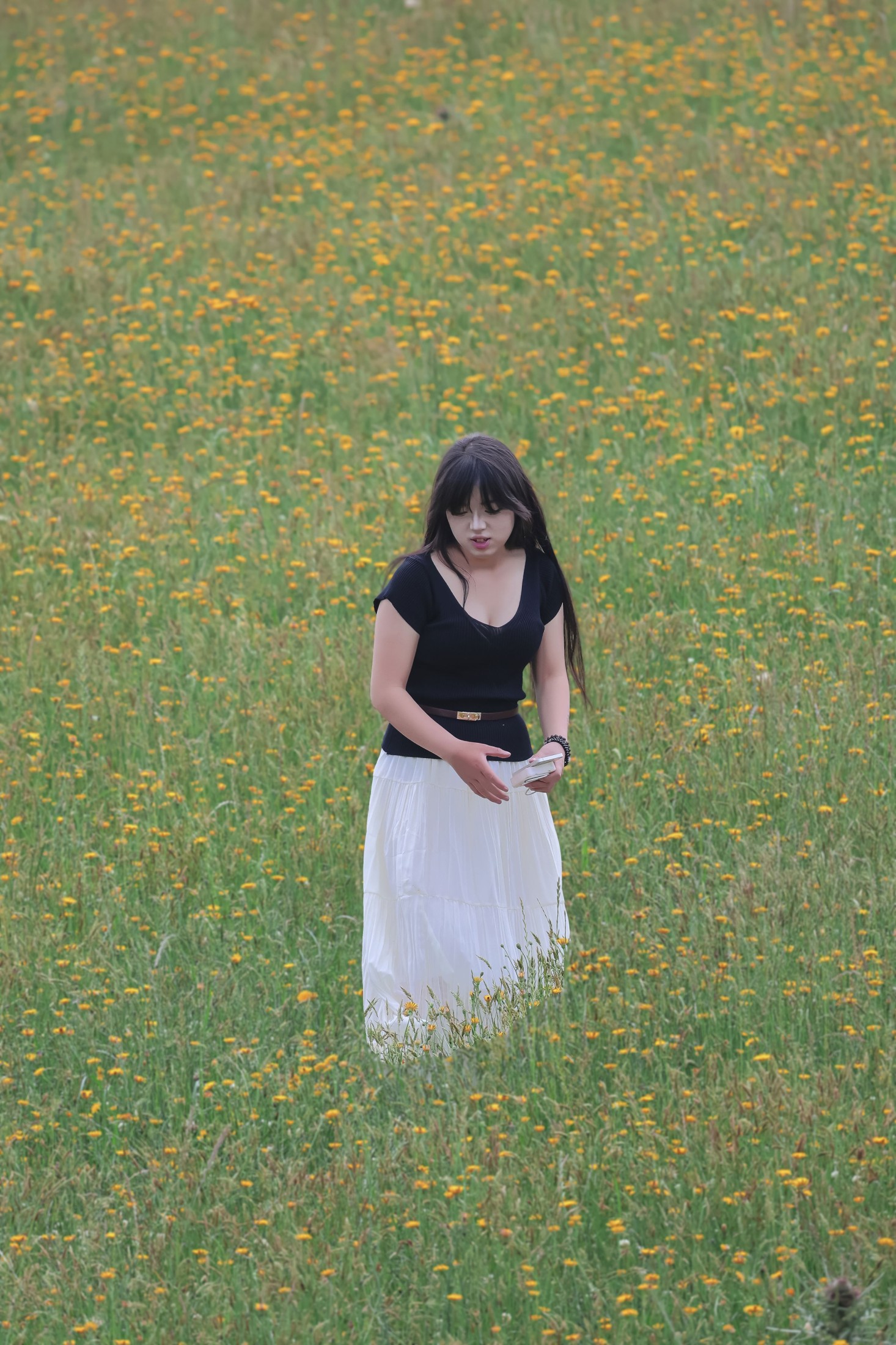 《草地黑衣性感女子写真》[26P]