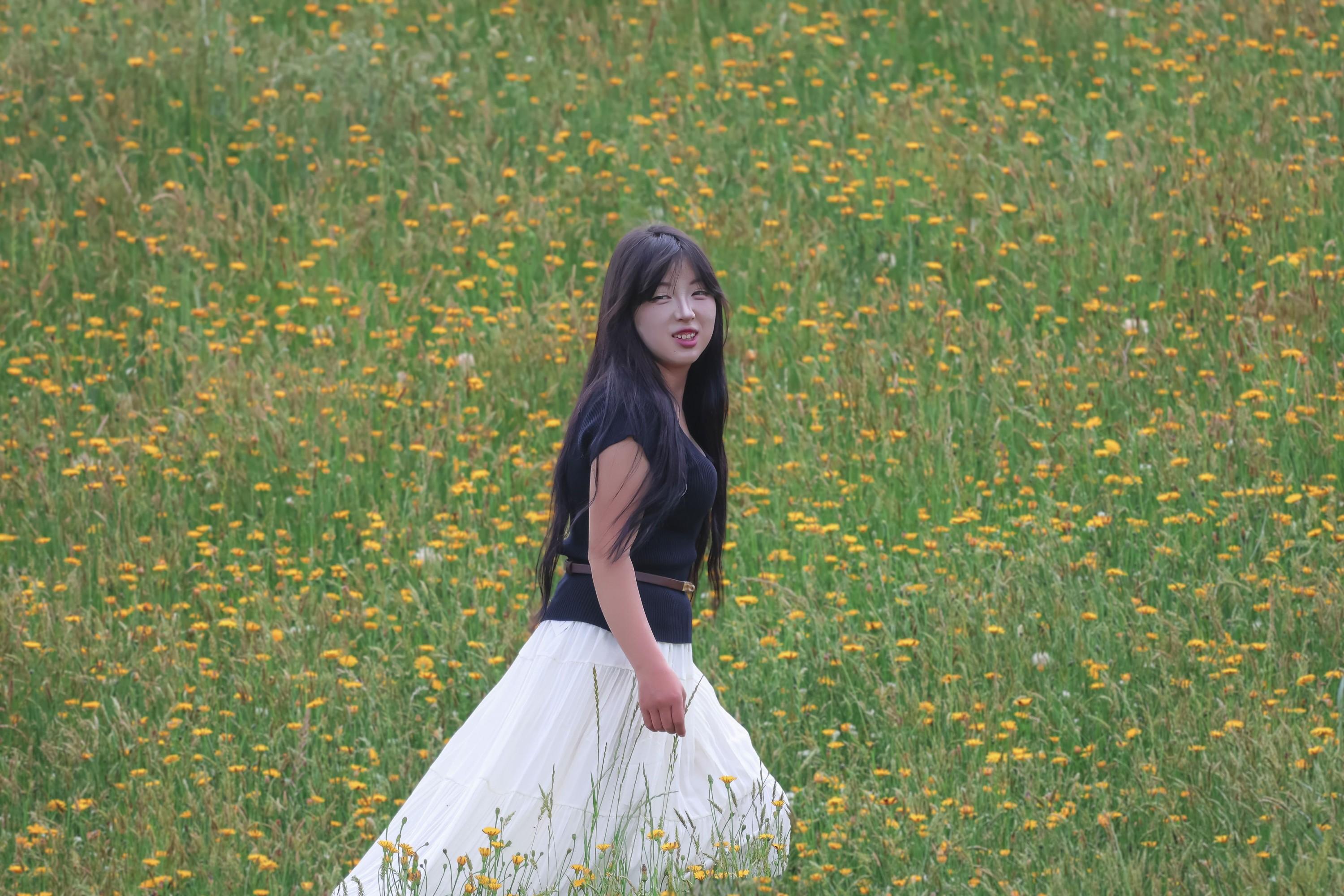 《草地黑衣性感女子写真》[26P]