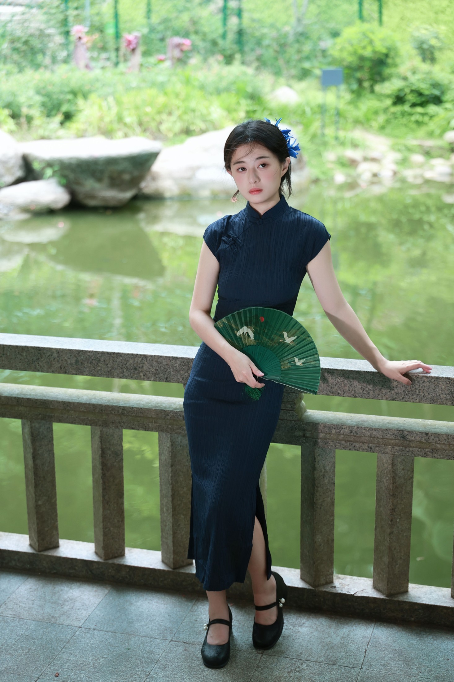 《藏青旗袍，赴一场园林的温柔之约》[15P]