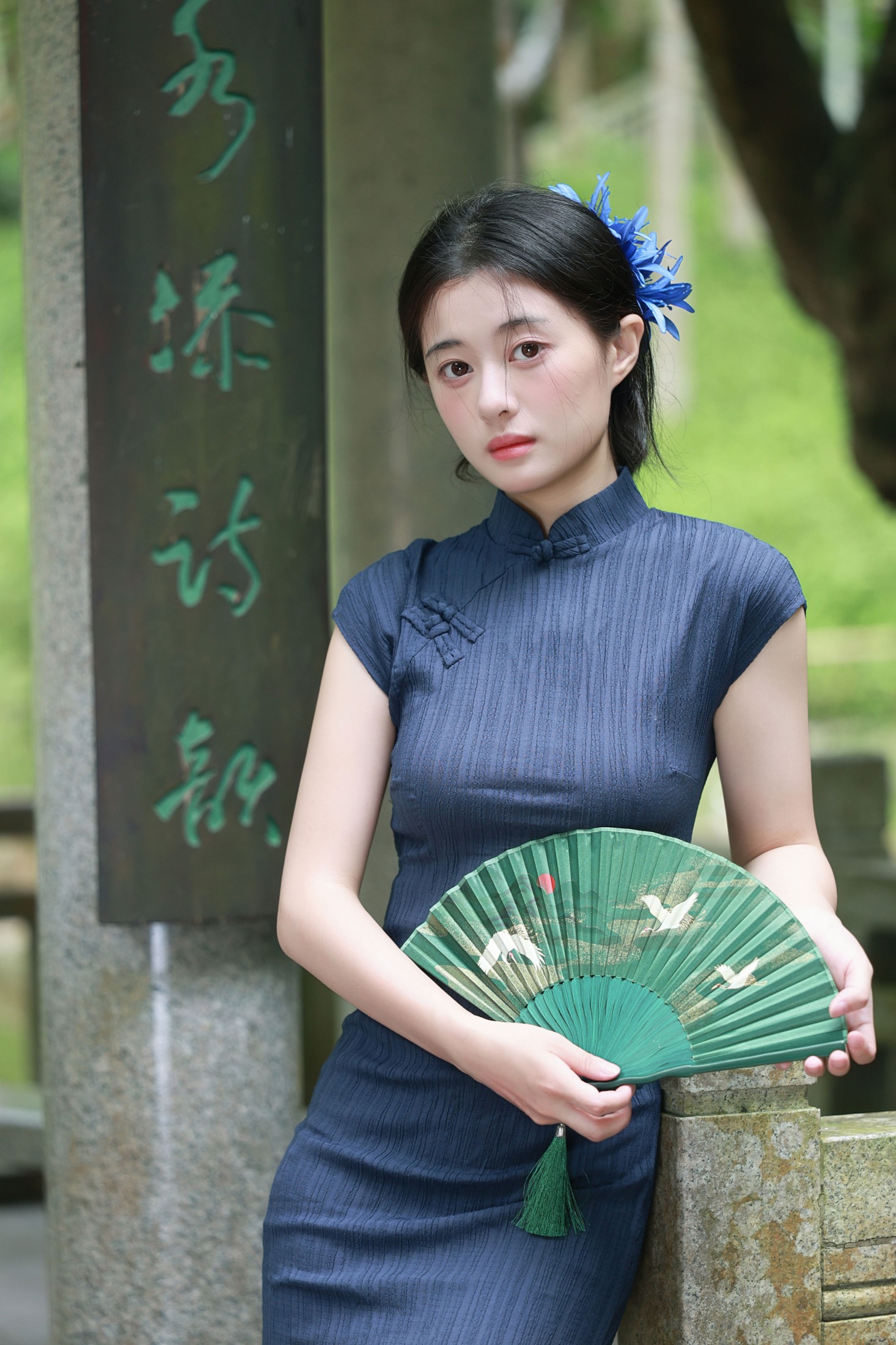 《藏青旗袍，赴一场园林的温柔之约》[15P]