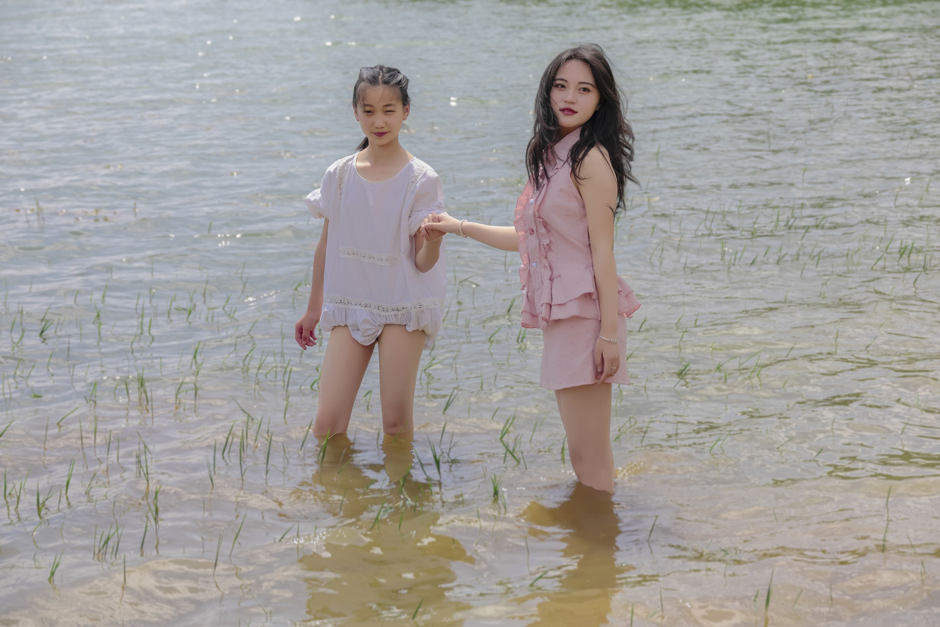 《湖边玩水粉衣美女写真》[55P]