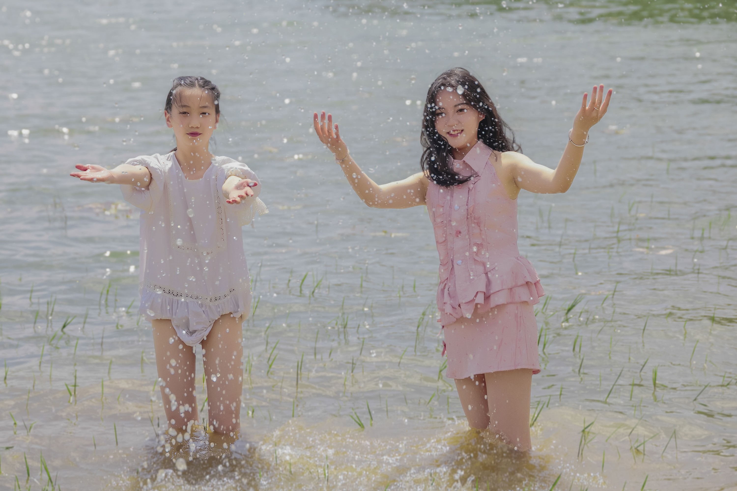 《湖边玩水粉衣美女写真》[55P]