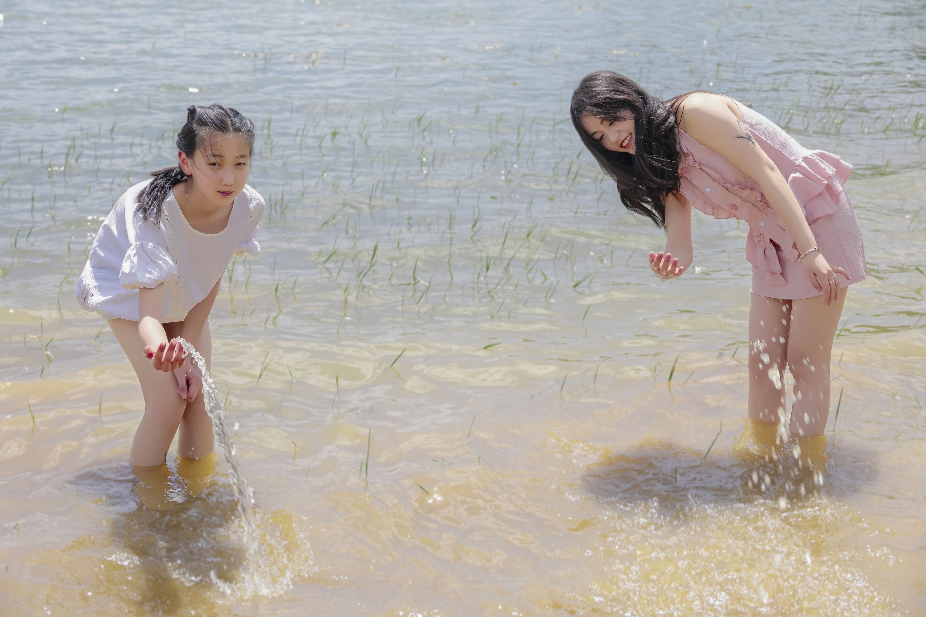 《湖边玩水粉衣美女写真》[55P]