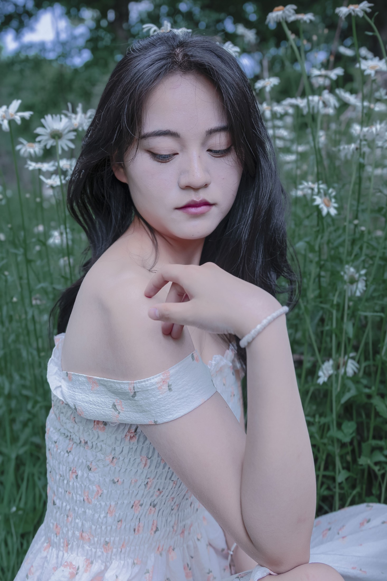 《草地白菊花白衣性感女子美女写真》[29P]