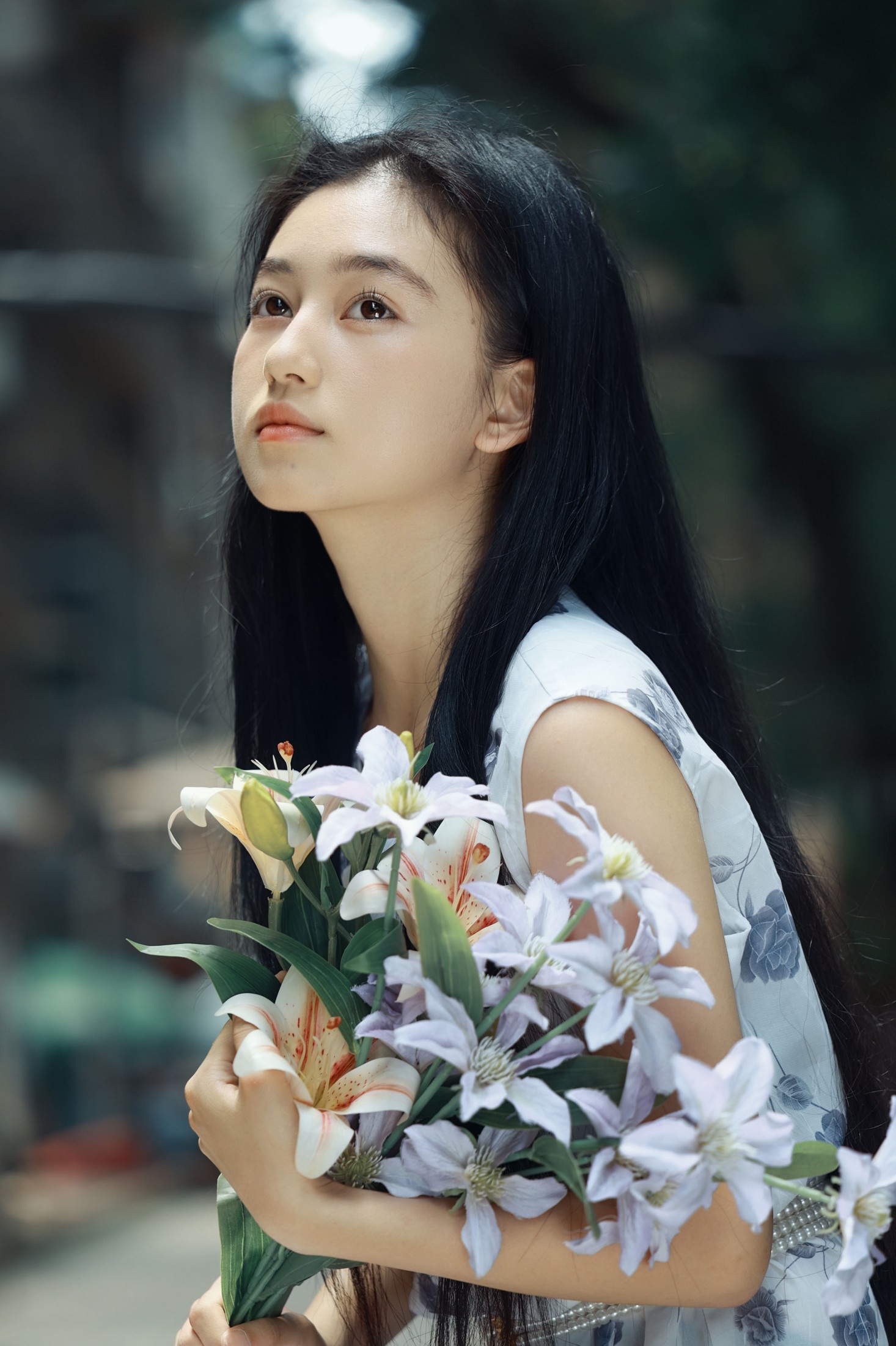 《风穿过老巷子，她与花都在等夏天》[23P]