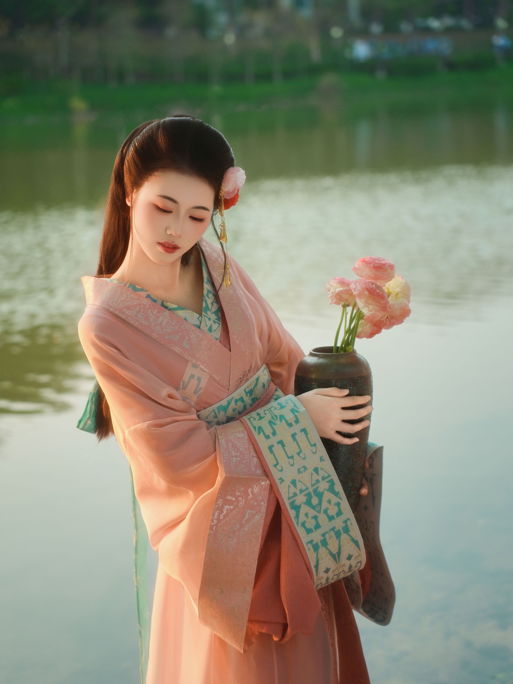 《夕阳下抱罐倒水》[11P]