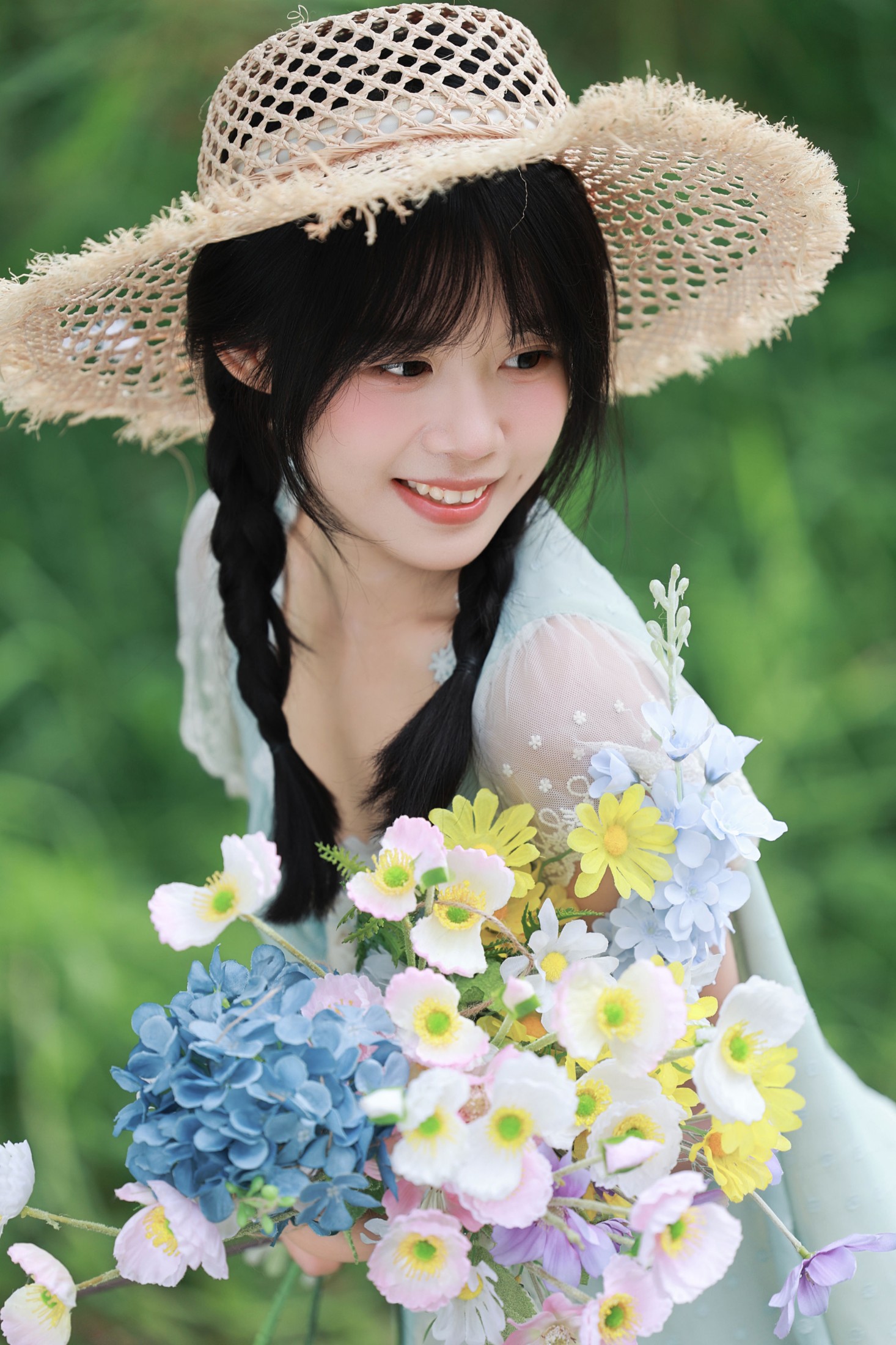《闯入夏日草地，做个无忧无虑的少女》[9P]