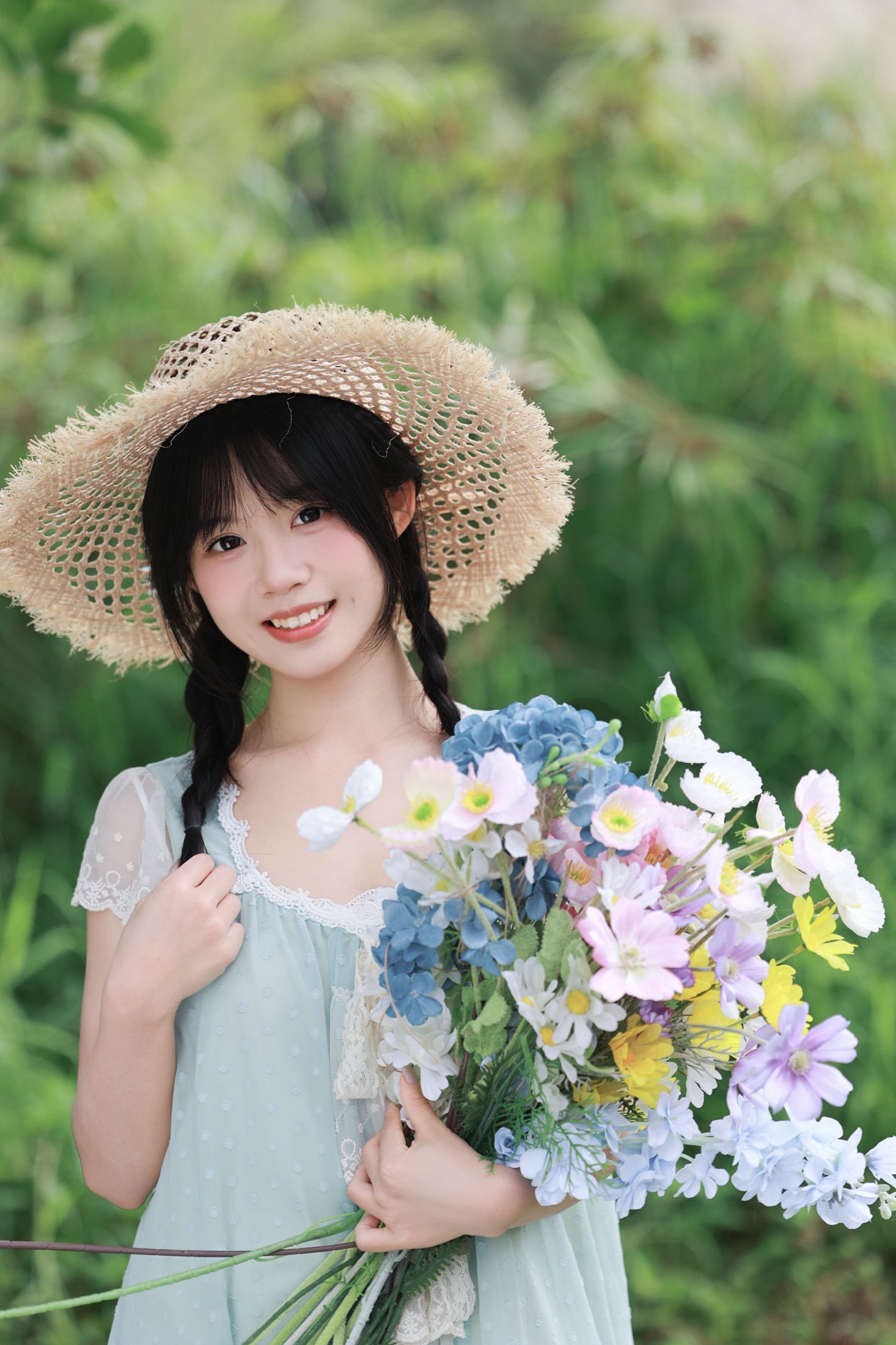 《闯入夏日草地，做个无忧无虑的少女》[9P]