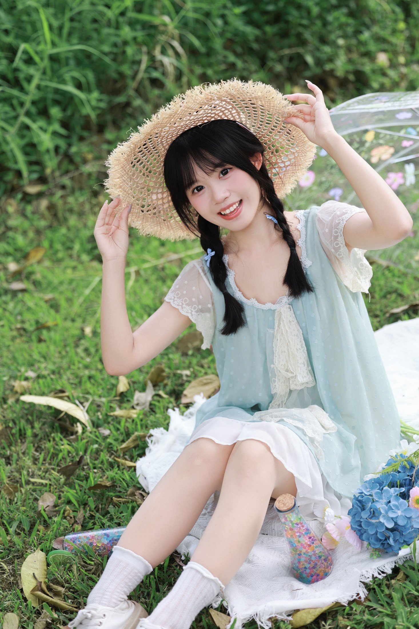《闯入夏日草地，做个无忧无虑的少女》[9P]