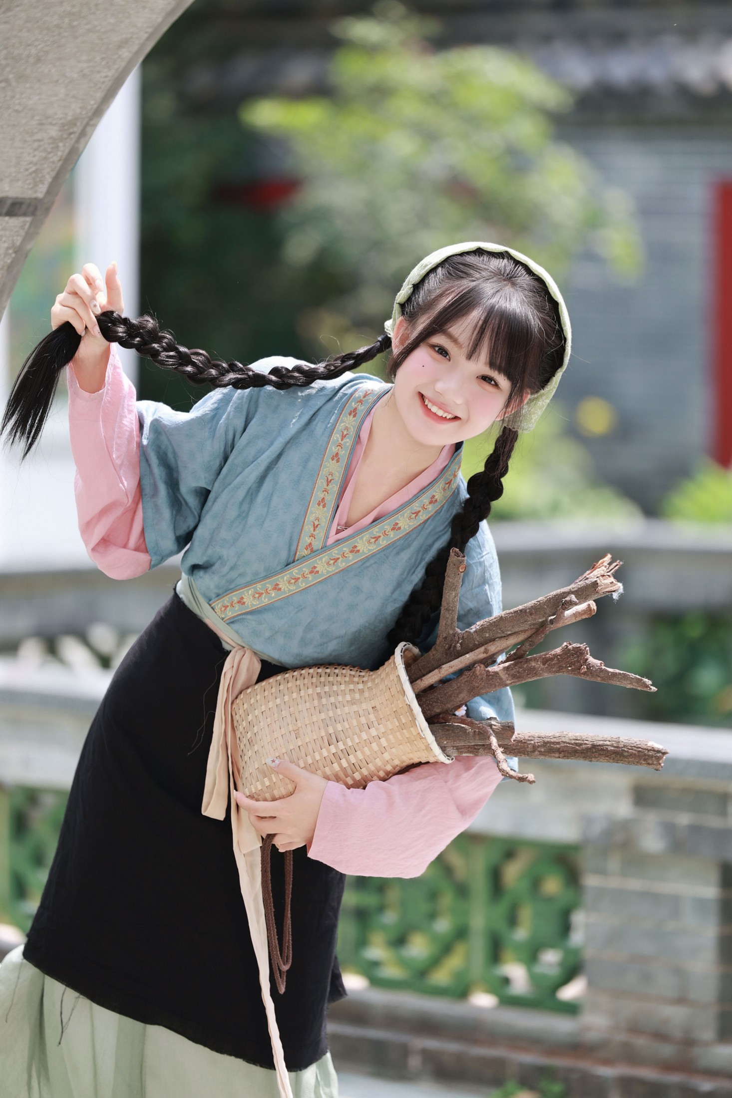 《古庭院的午后，小村少女的时光》[14P]