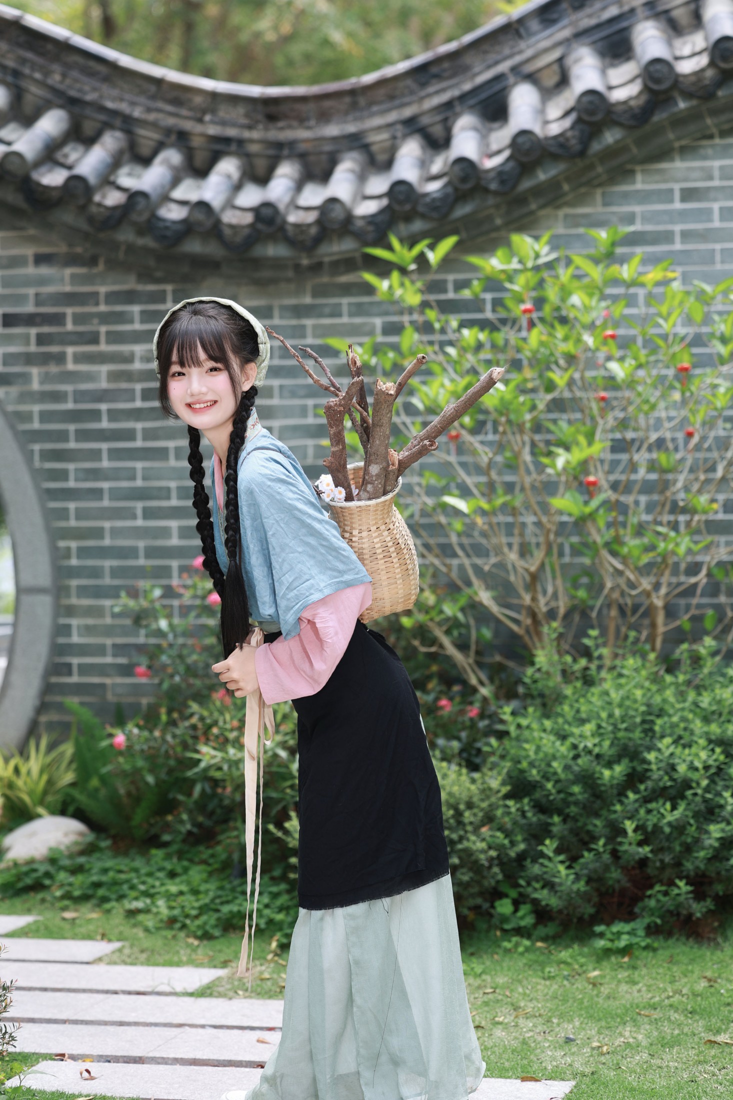 《古庭院的午后，小村少女的时光》[14P]