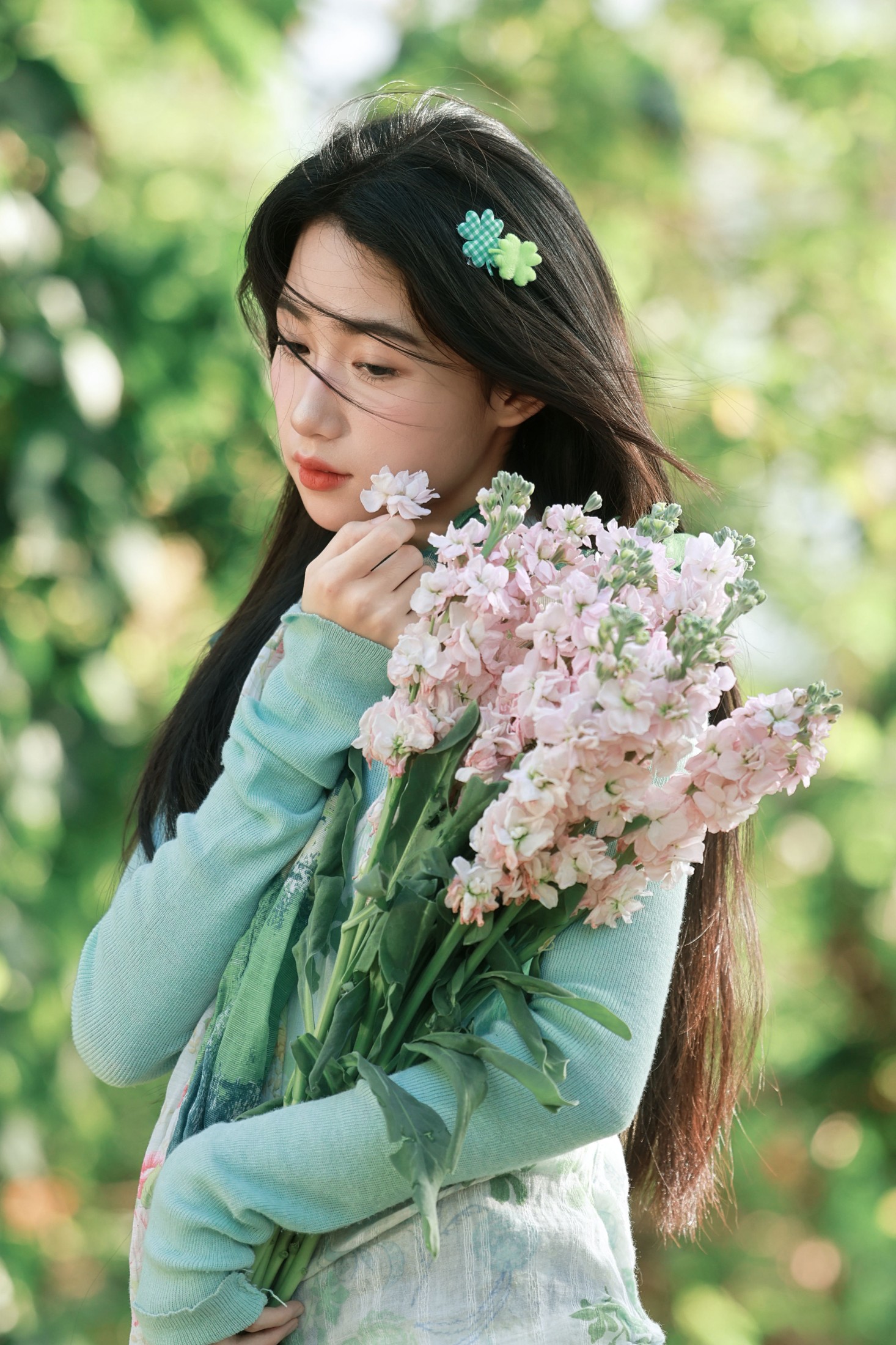 《春风穿过发梢，也穿过这片绿意与花香》[12P]