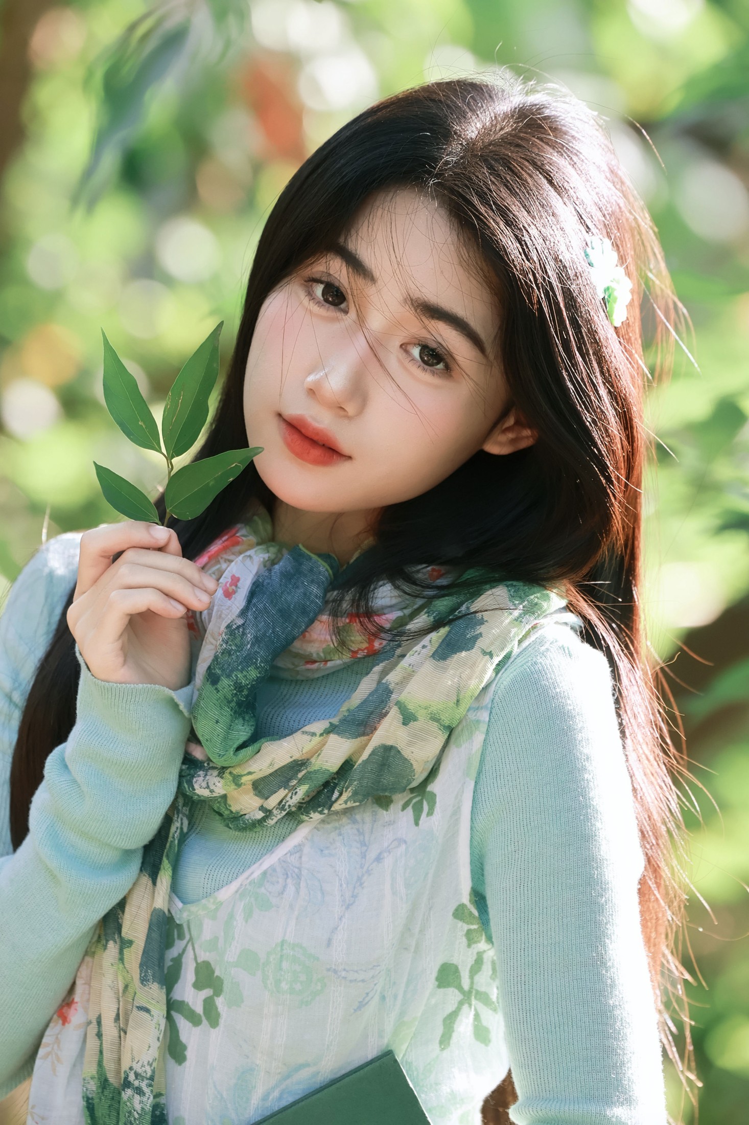 《春风穿过发梢，也穿过这片绿意与花香》[12P]