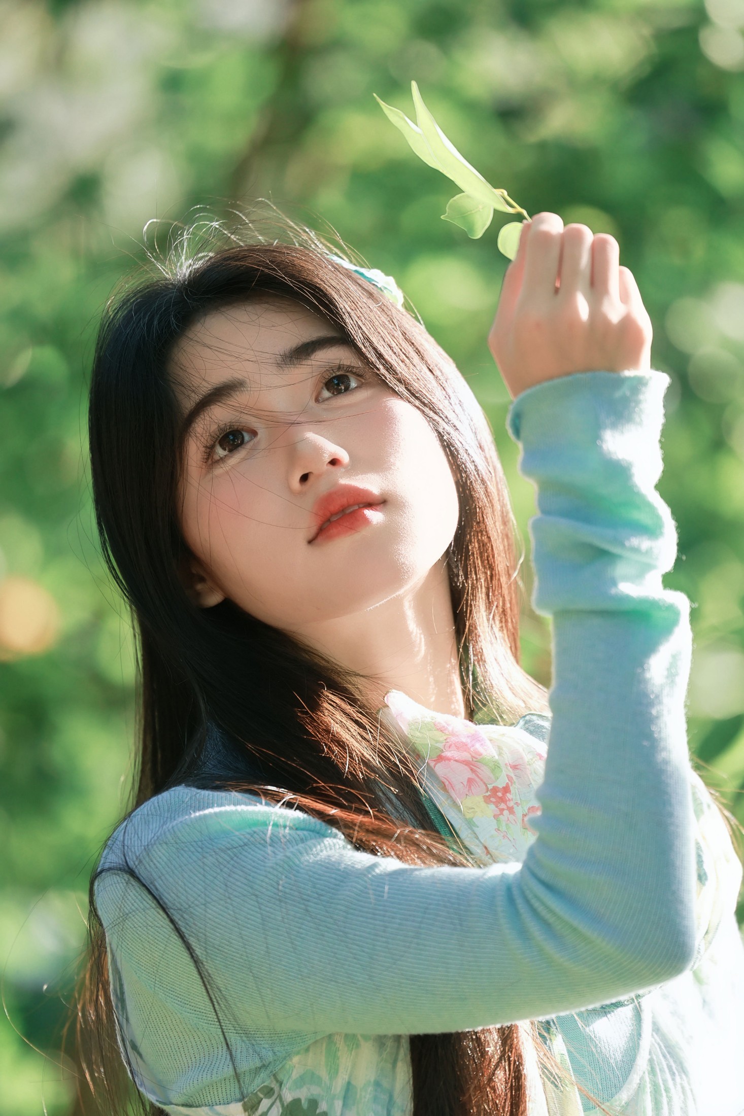 《春风穿过发梢，也穿过这片绿意与花香》[12P]