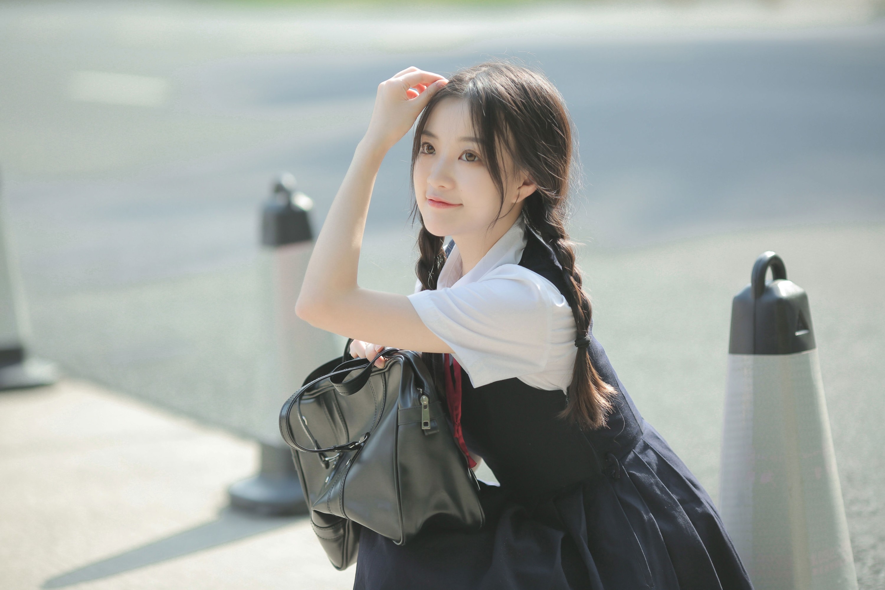 《你一会儿看我，一会儿看云，我觉得你看我时很远，你看云时很近》[15P]