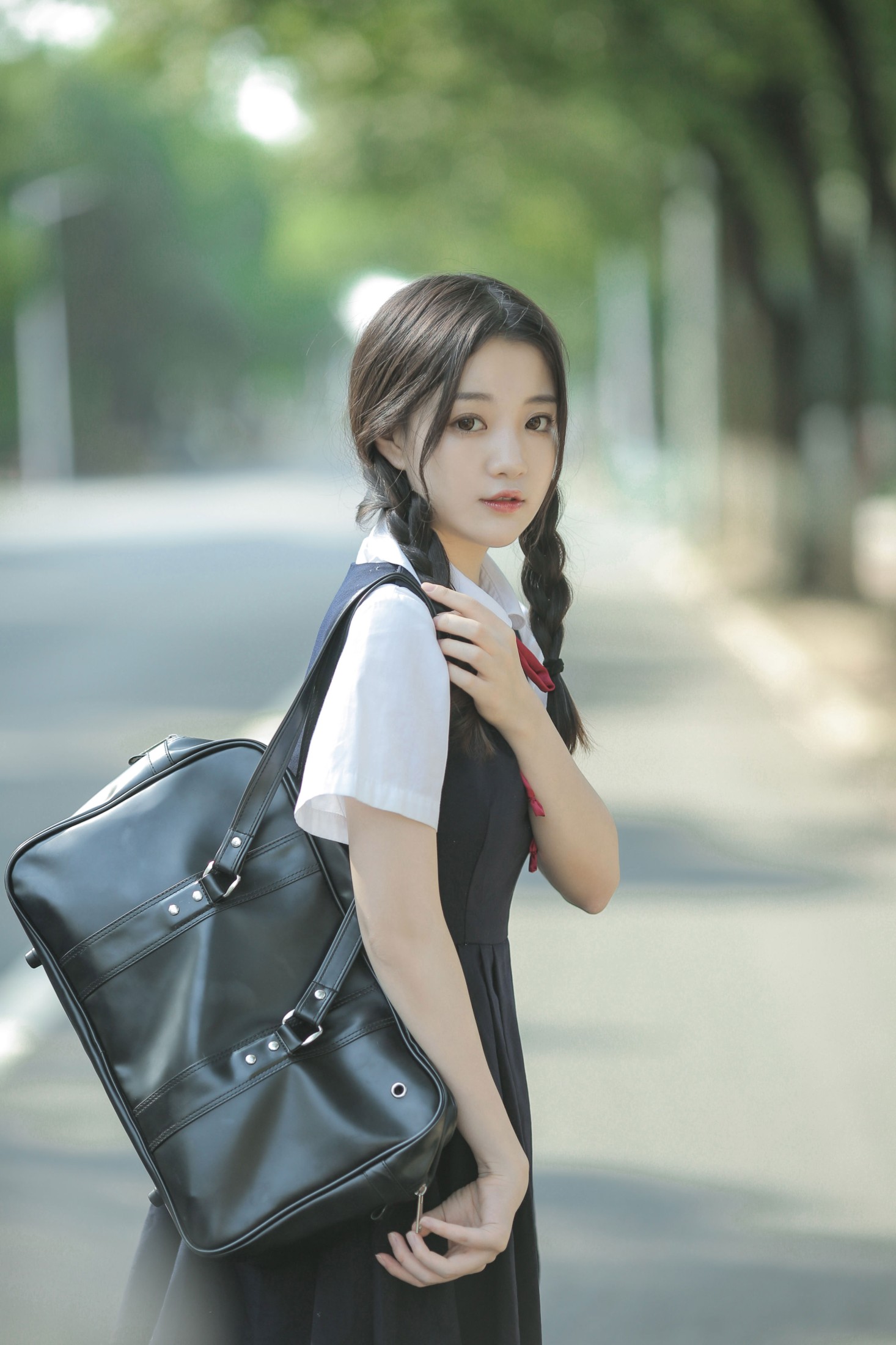 《你一会儿看我，一会儿看云，我觉得你看我时很远，你看云时很近》[15P]