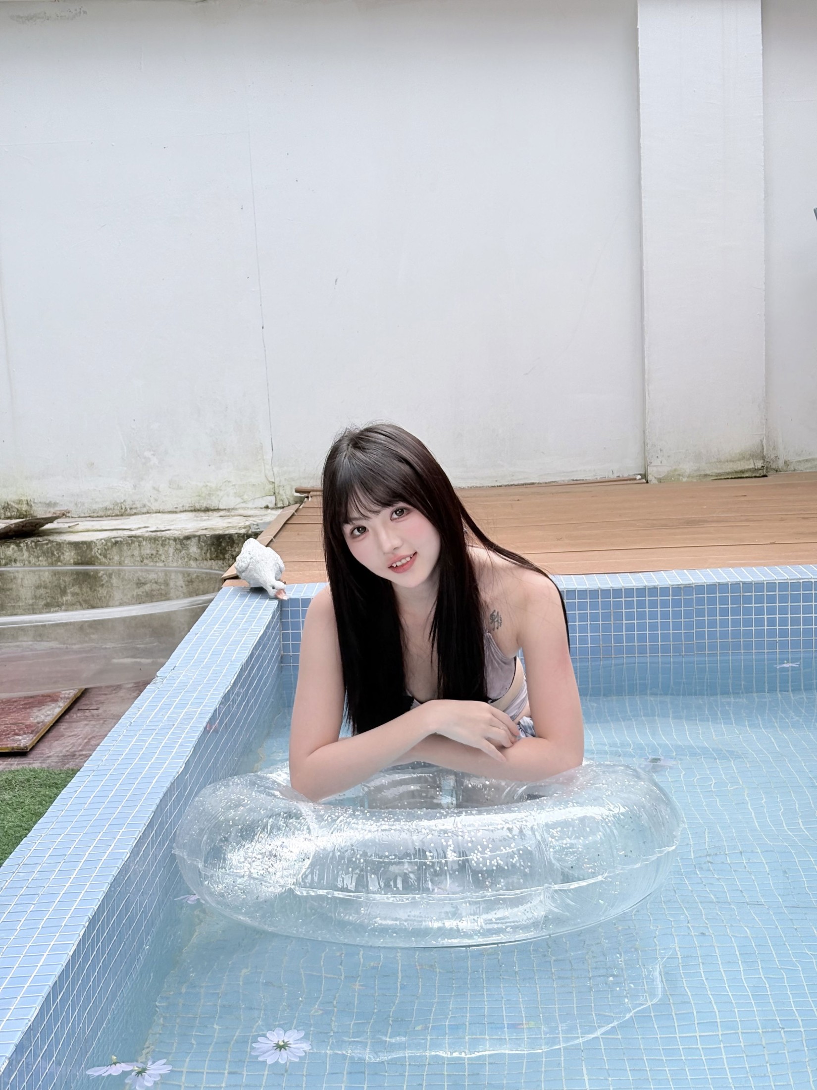 《泳池少女》[9P]
