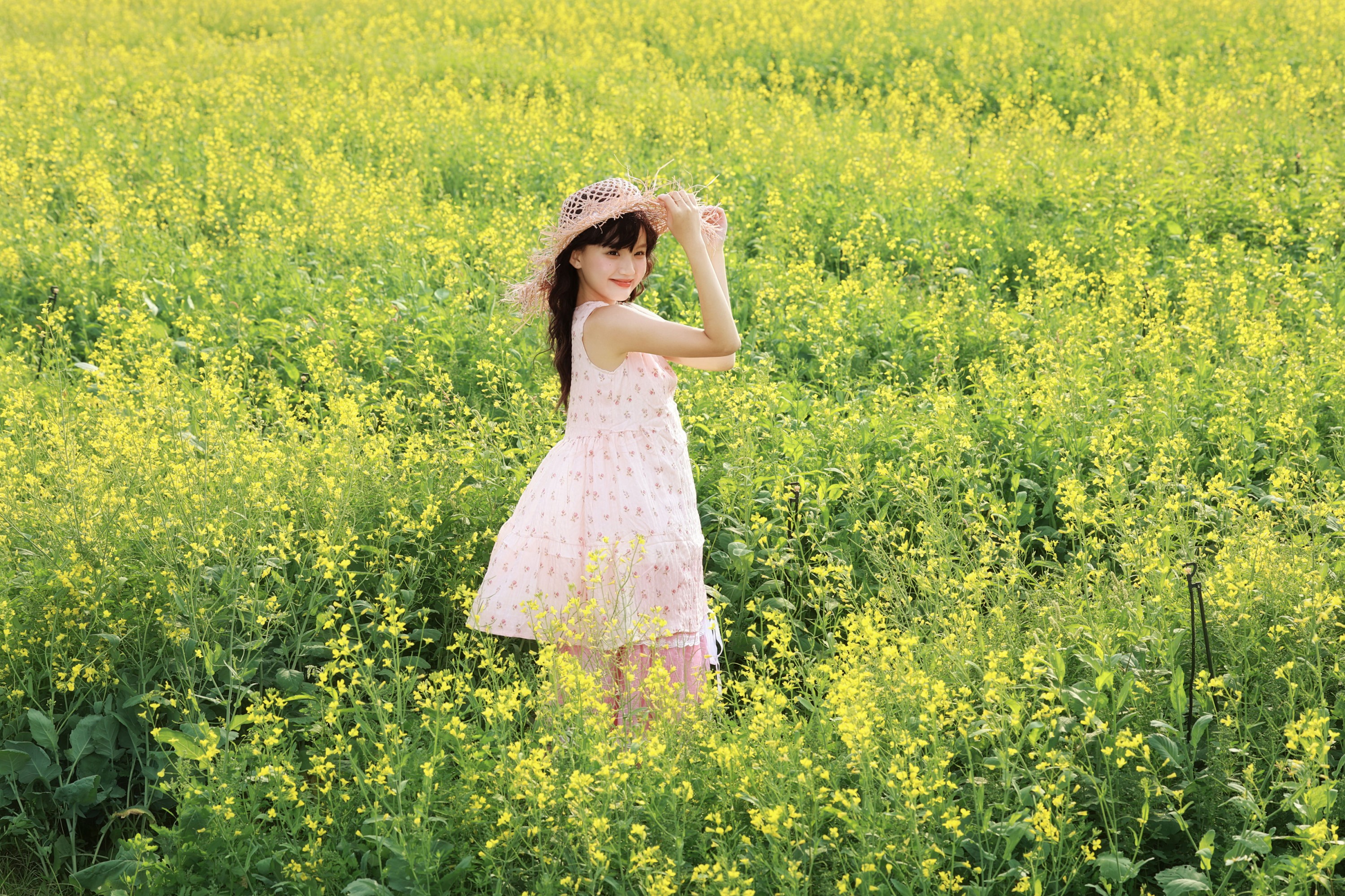 《油菜花田限定！粉色碎花裙和春天撞个满怀》[23P]