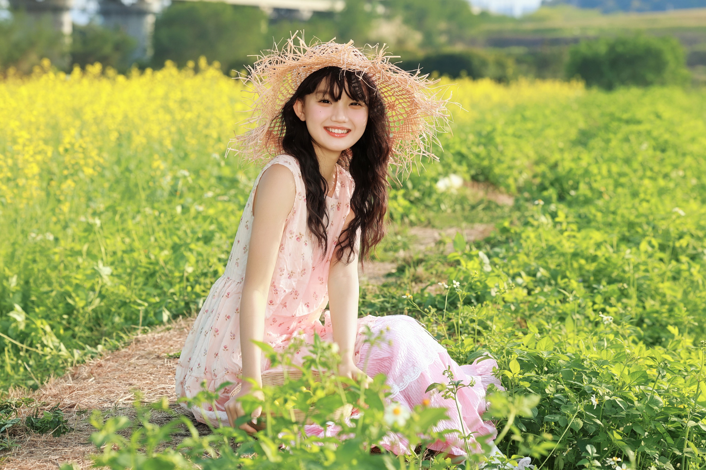 《油菜花田限定！粉色碎花裙和春天撞个满怀》[23P]