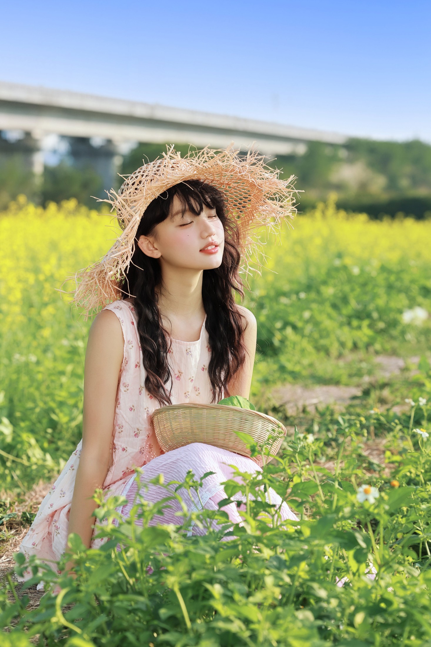 《油菜花田限定！粉色碎花裙和春天撞个满怀》[23P]